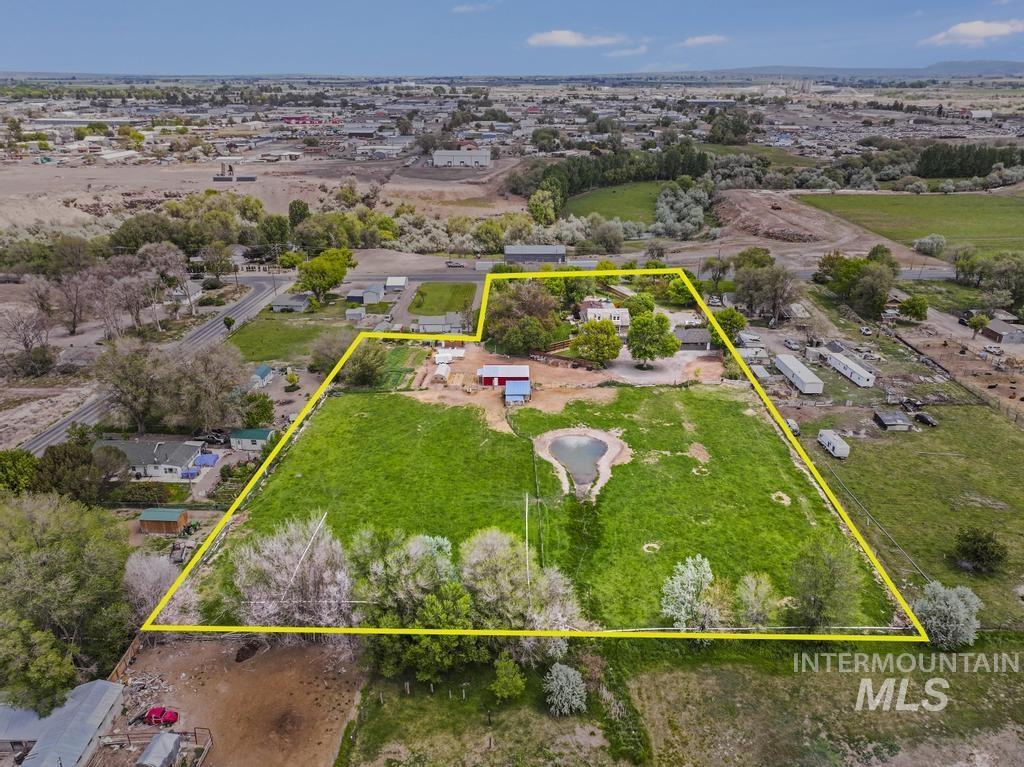 564 S Blue Lakes Blvd, Twin Falls, Idaho 83301, 9 Bedrooms, 5 Bathrooms, Residential For Sale, Price $847,000, 98977945