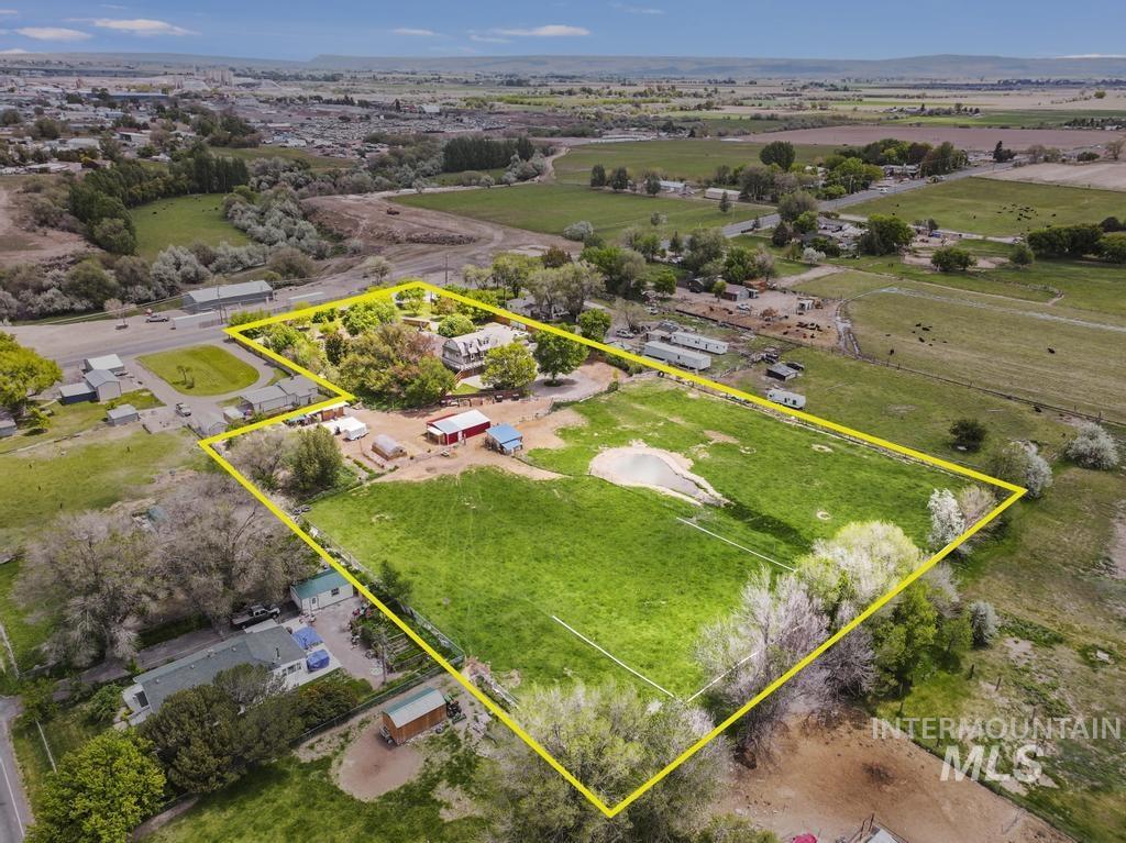 564 S Blue Lakes Blvd, Twin Falls, Idaho 83301, 9 Bedrooms, 5 Bathrooms, Residential For Sale, Price $847,000, 98977945