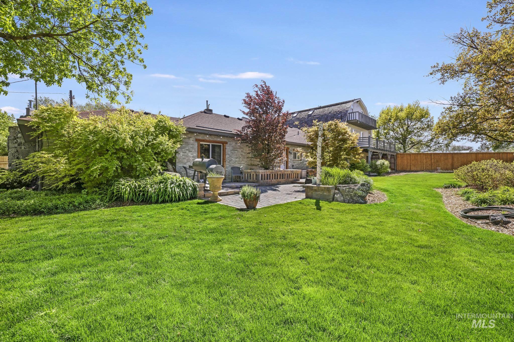 564 S Blue Lakes Blvd, Twin Falls, Idaho 83301, 9 Bedrooms, 5 Bathrooms, Residential For Sale, Price $847,000, 98977945