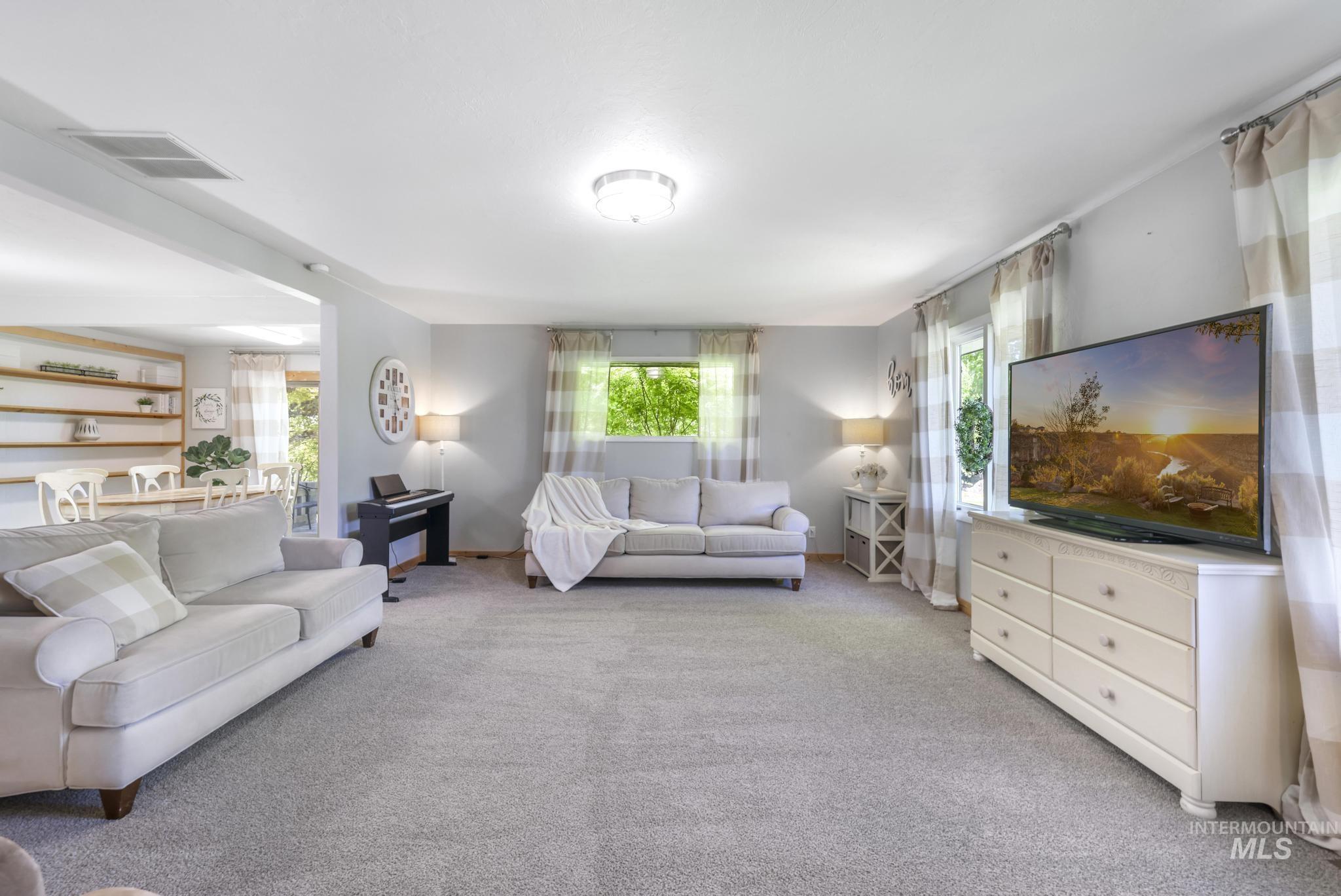 564 S Blue Lakes Blvd, Twin Falls, Idaho 83301, 9 Bedrooms, 5 Bathrooms, Residential For Sale, Price $847,000, 98977945