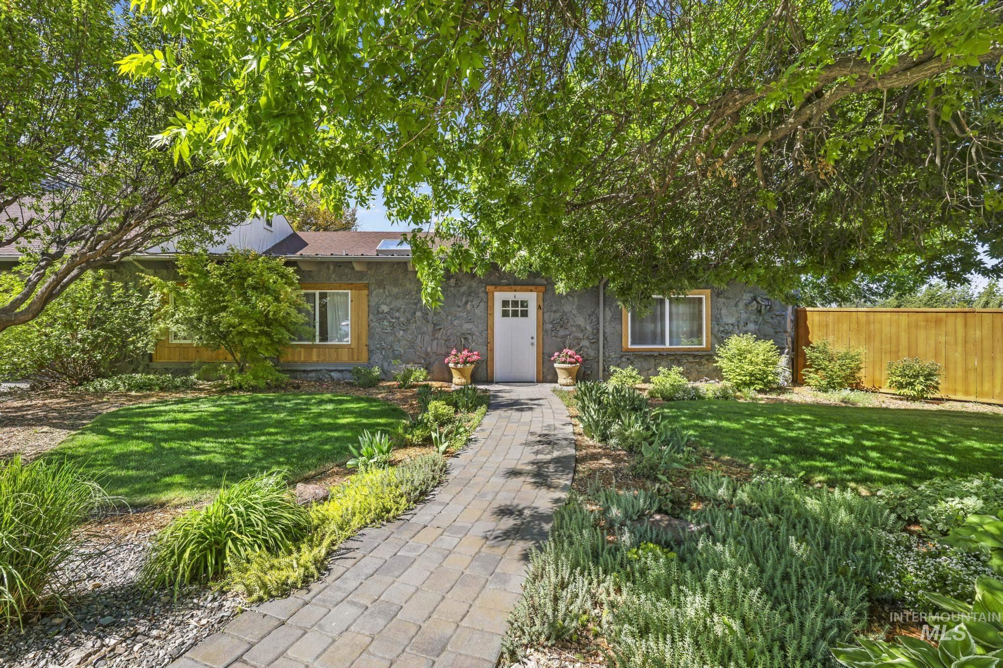 564 S Blue Lakes Blvd, Twin Falls, Idaho 83301, 4 Bedrooms, 2 Bathrooms, Residential Income For Sale, Price $799,999, 98977946