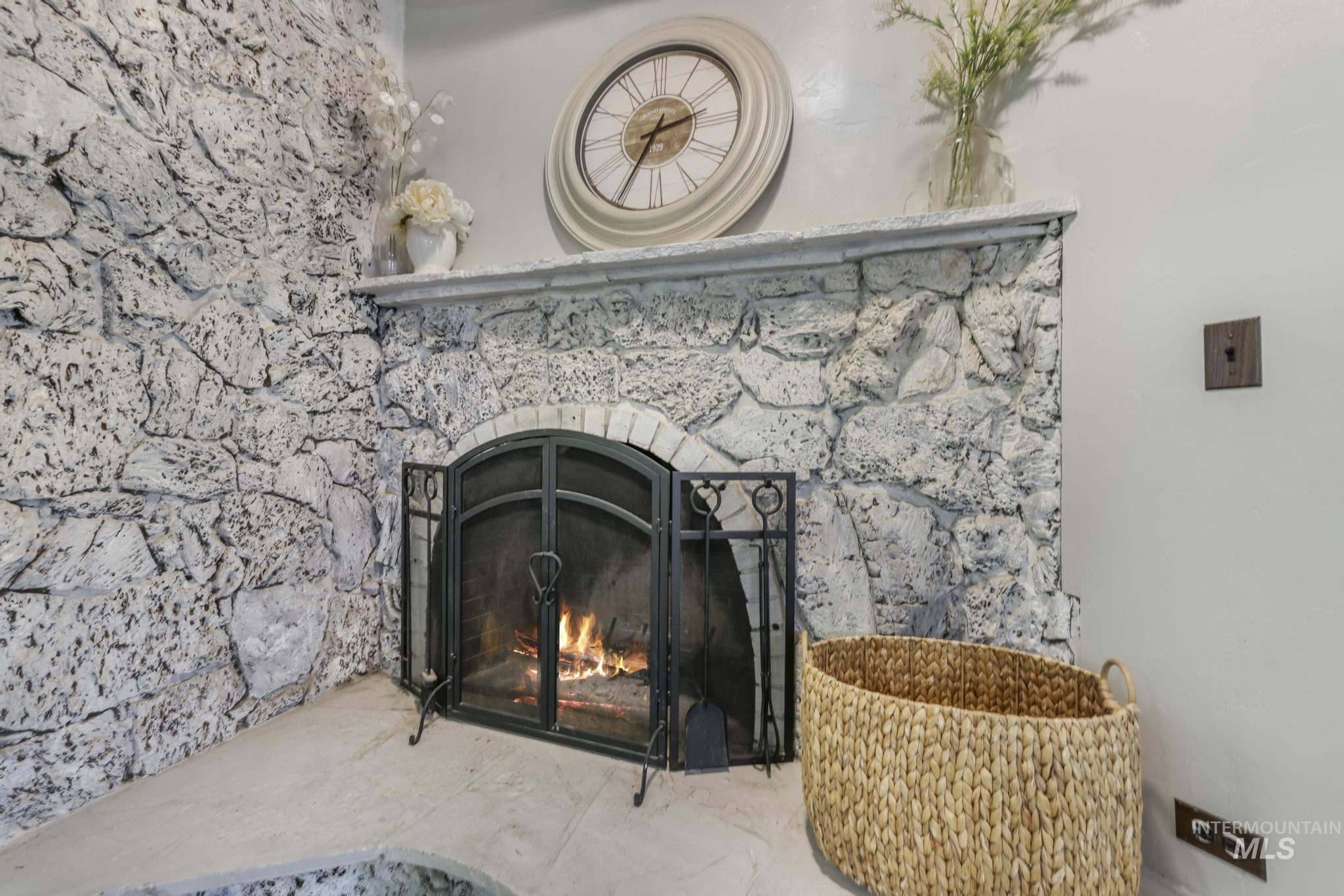 564 S Blue Lakes Blvd, Twin Falls, Idaho 83301, 4 Bedrooms, 2 Bathrooms, Residential Income For Sale, Price $799,999,MLS 98977946