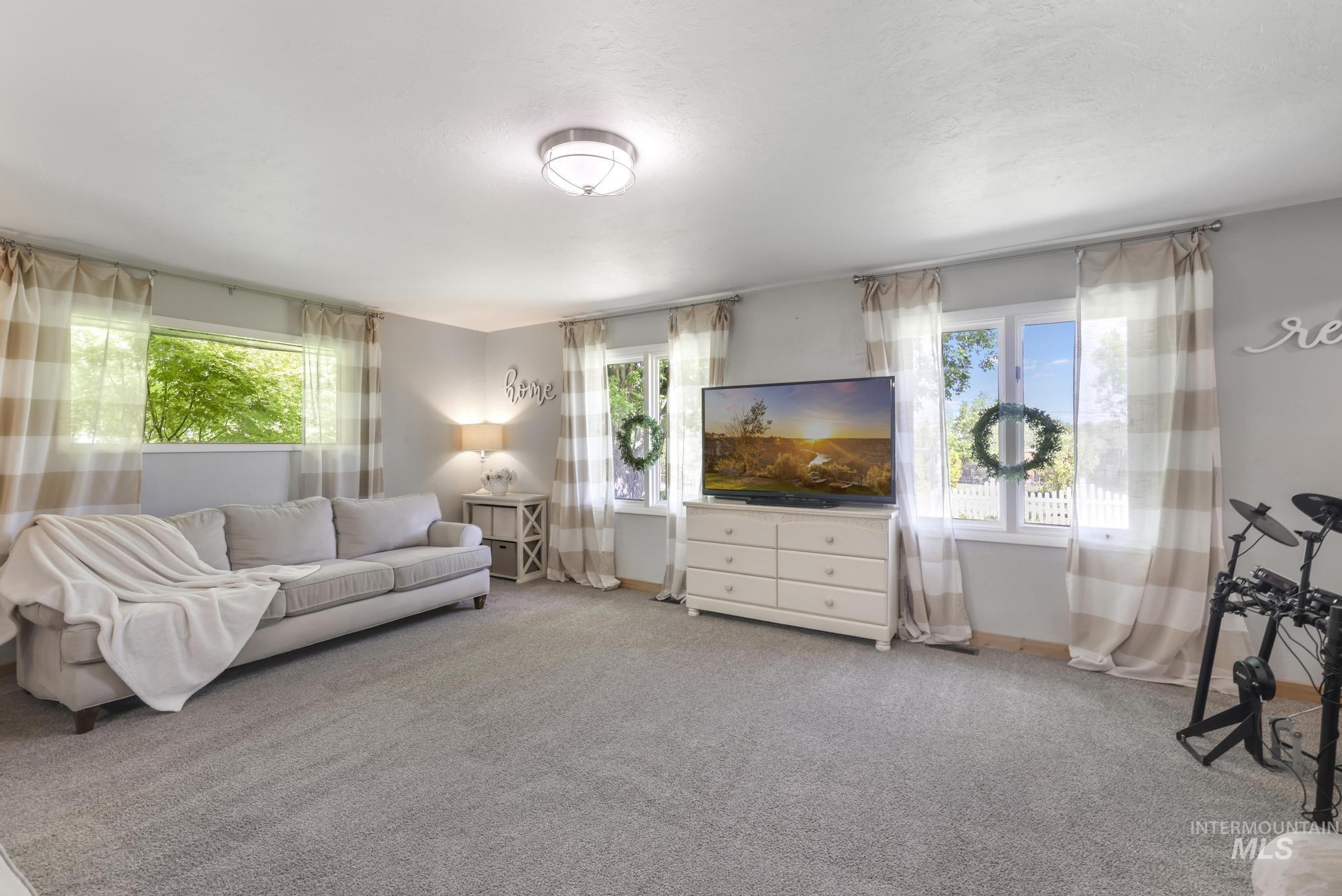 564 S Blue Lakes Blvd, Twin Falls, Idaho 83301, 4 Bedrooms, 2 Bathrooms, Residential Income For Sale, Price $799,999, 98977946