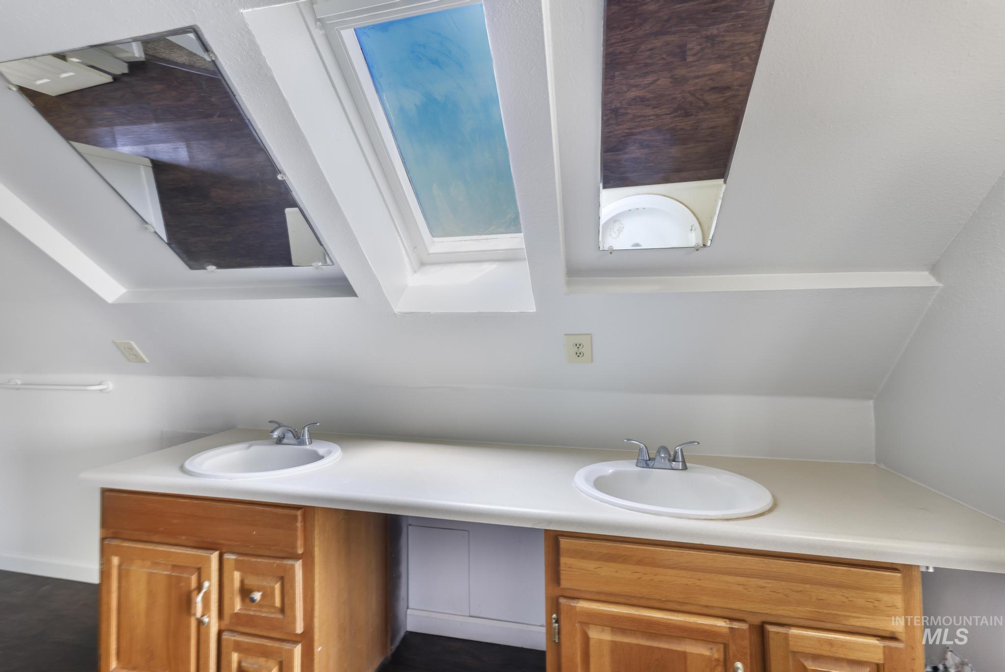 564 S Blue Lakes Blvd, Twin Falls, Idaho 83301, 4 Bedrooms, 2 Bathrooms, Residential Income For Sale, Price $799,999, 98977946