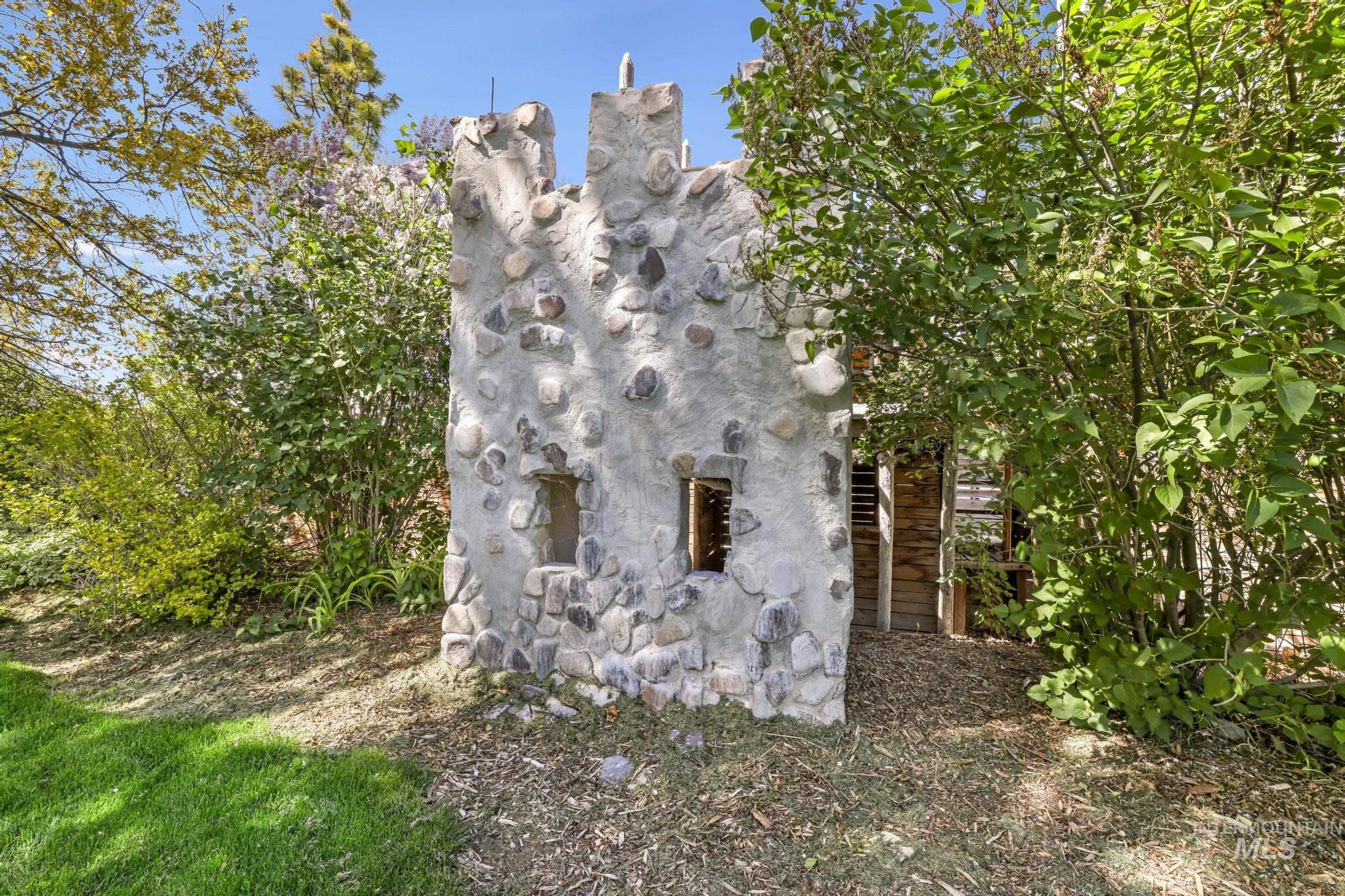 564 S Blue Lakes Blvd, Twin Falls, Idaho 83301, 4 Bedrooms, 2 Bathrooms, Residential Income For Sale, Price $799,999, 98977946