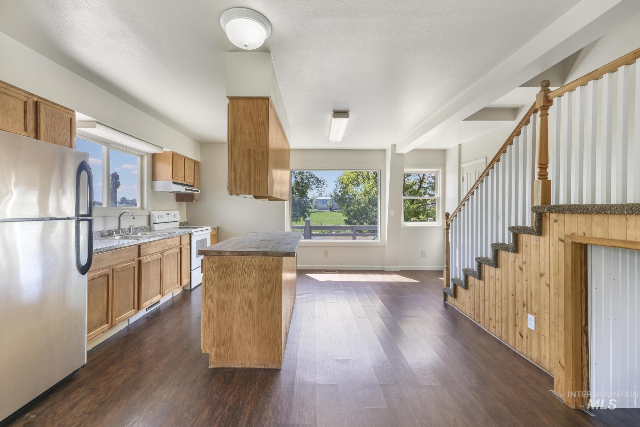 564 S Blue Lakes Blvd, Twin Falls, Idaho 83301, 4 Bedrooms, 2 Bathrooms, Residential Income For Sale, Price $799,999,MLS 98977946