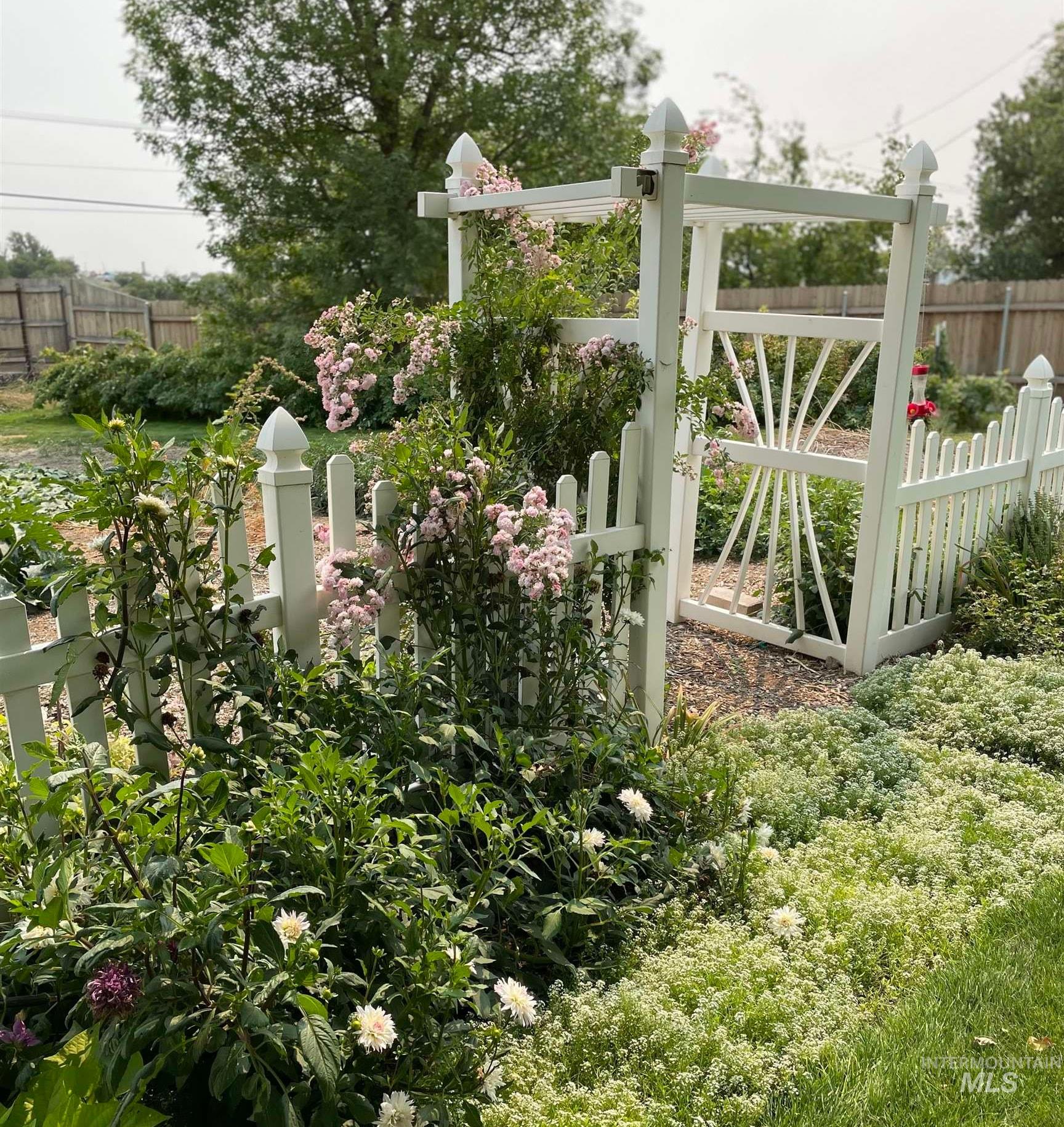 564 S Blue Lakes Blvd, Twin Falls, Idaho 83301, 4 Bedrooms, 2 Bathrooms, Residential Income For Sale, Price $799,999, 98977946