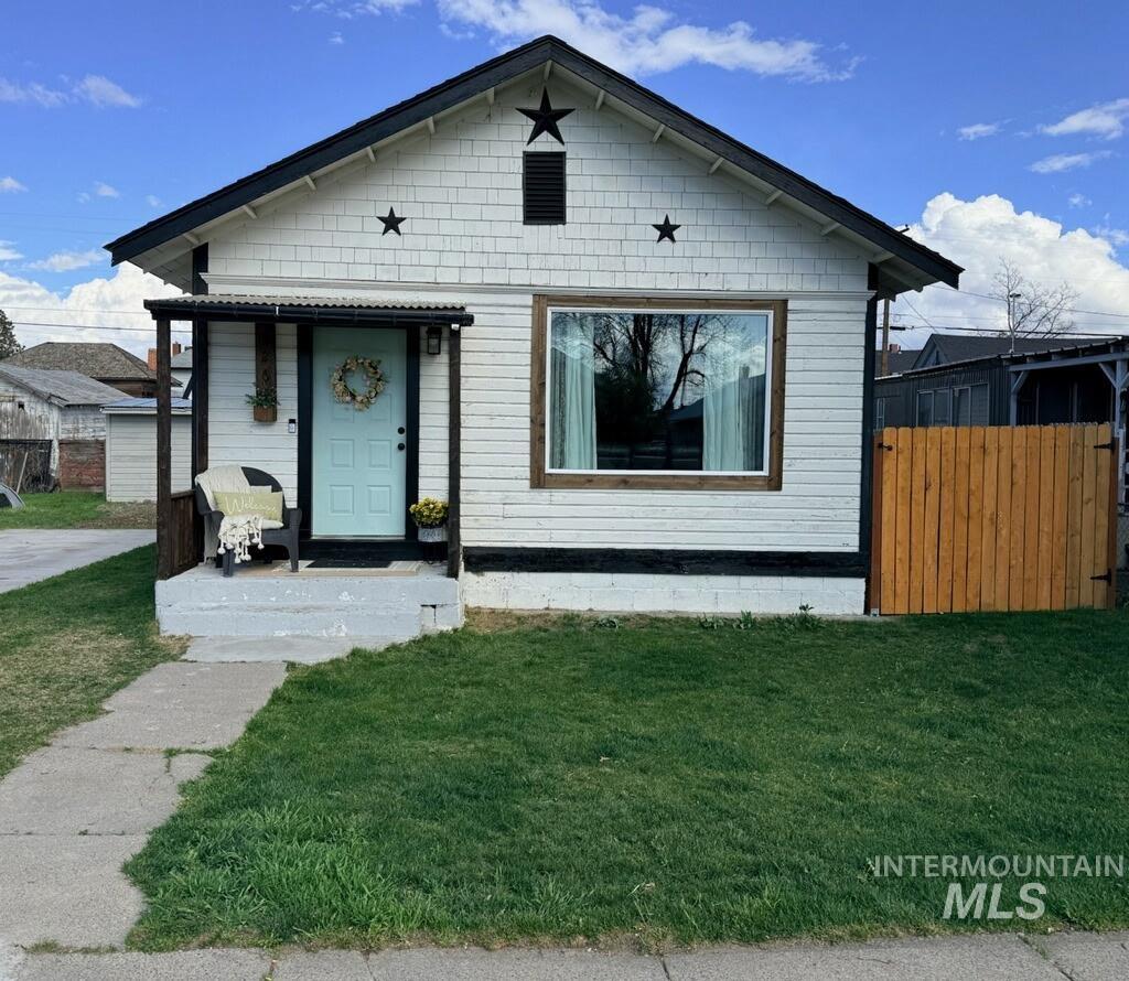 326 Montana Street, Gooding, Idaho 83330, 2 Bedrooms, 1 Bathroom, Residential For Sale, Price $258,000,MLS 98977952