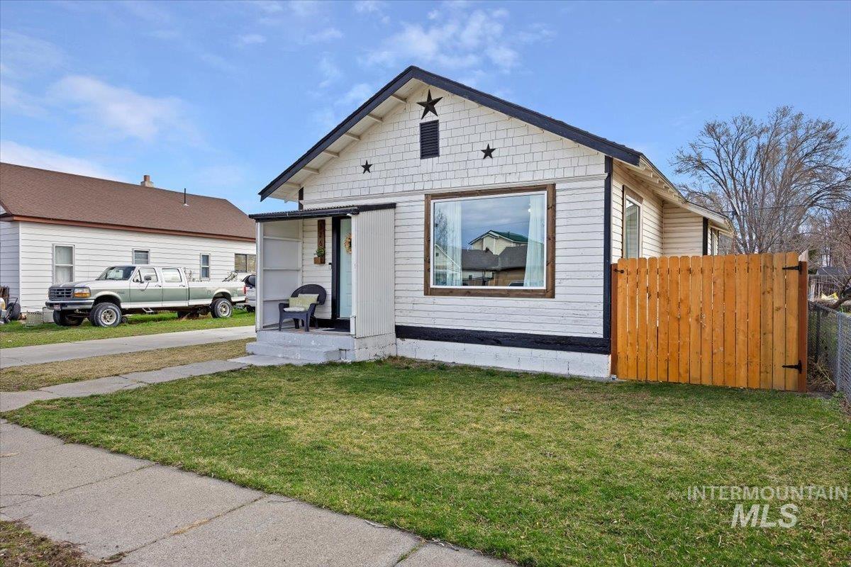 326 Montana Street, Gooding, Idaho 83330, 2 Bedrooms, 1 Bathroom, Residential For Sale, Price $258,000, 98977952