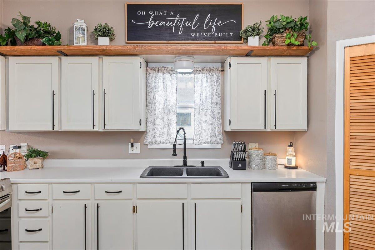 326 Montana Street, Gooding, Idaho 83330, 2 Bedrooms, 1 Bathroom, Residential For Sale, Price $258,000, 98977952