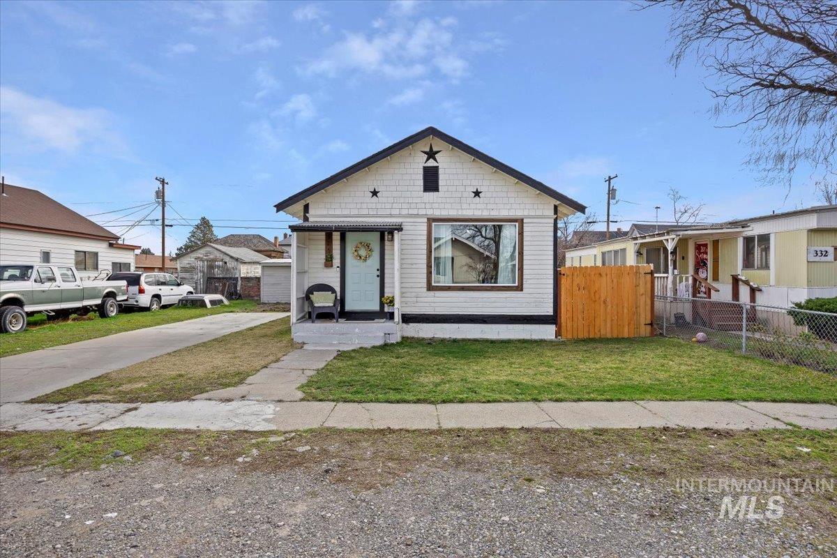 326 Montana Street, Gooding, Idaho 83330, 2 Bedrooms, 1 Bathroom, Residential For Sale, Price $258,000, 98977952