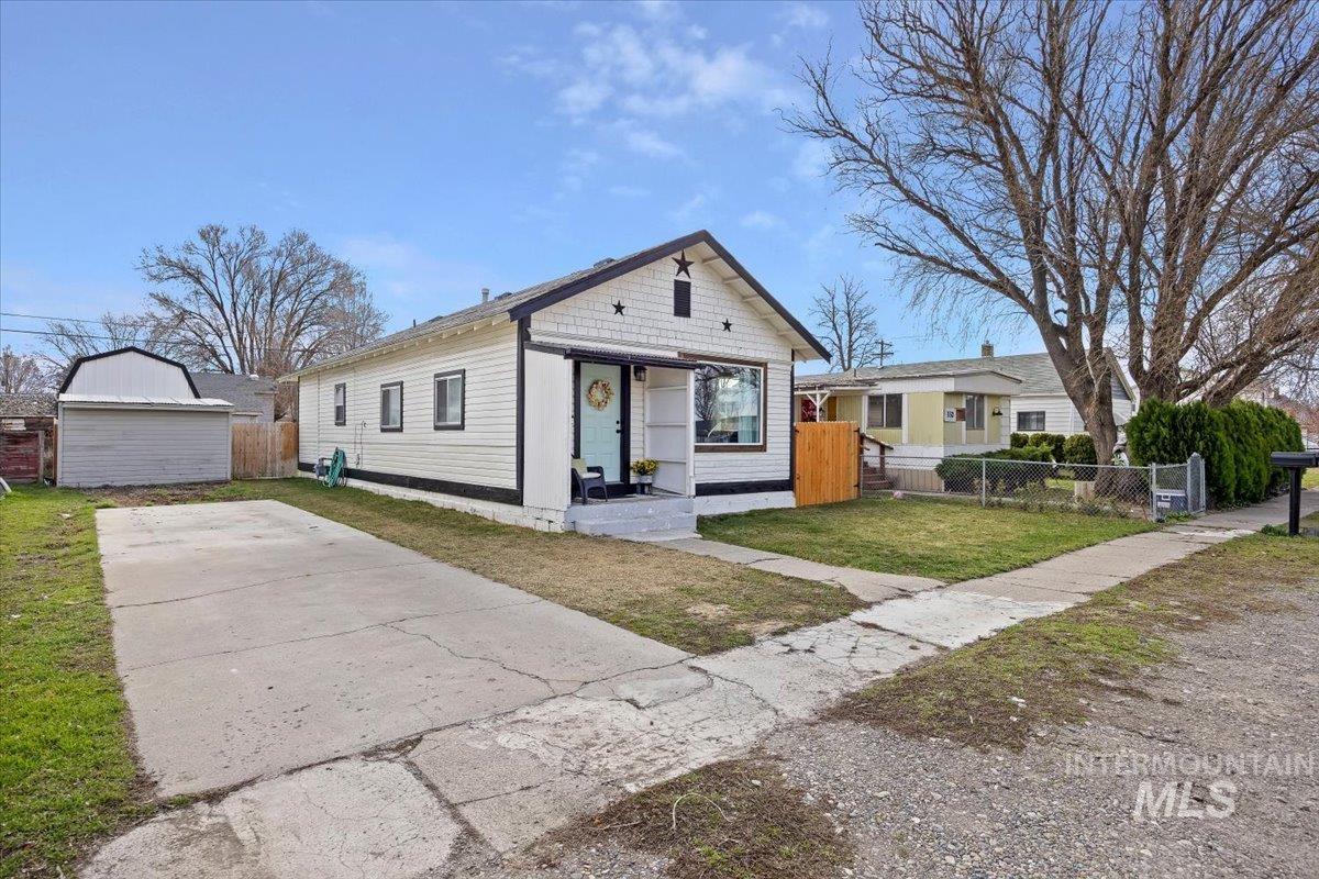 326 Montana Street, Gooding, Idaho 83330, 2 Bedrooms, 1 Bathroom, Residential For Sale, Price $258,000, 98977952