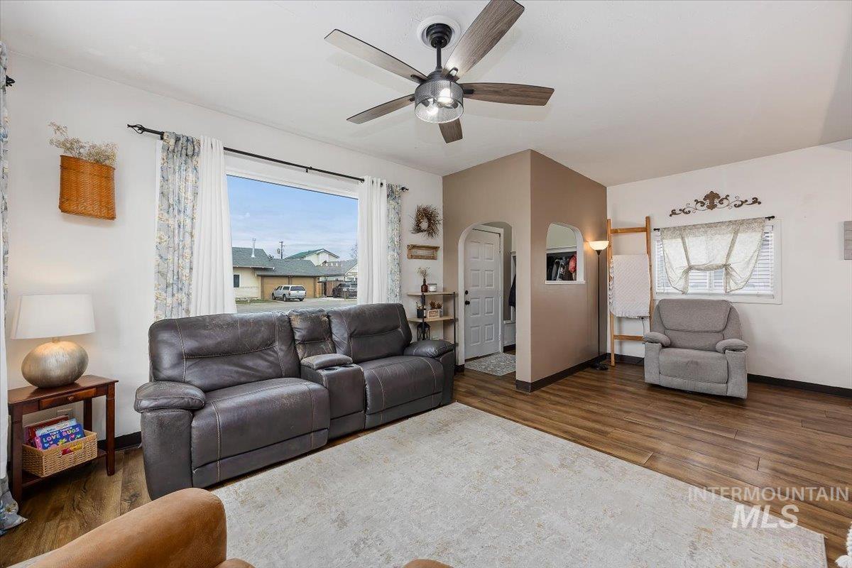 326 Montana Street, Gooding, Idaho 83330, 2 Bedrooms, 1 Bathroom, Residential For Sale, Price $258,000, 98977952