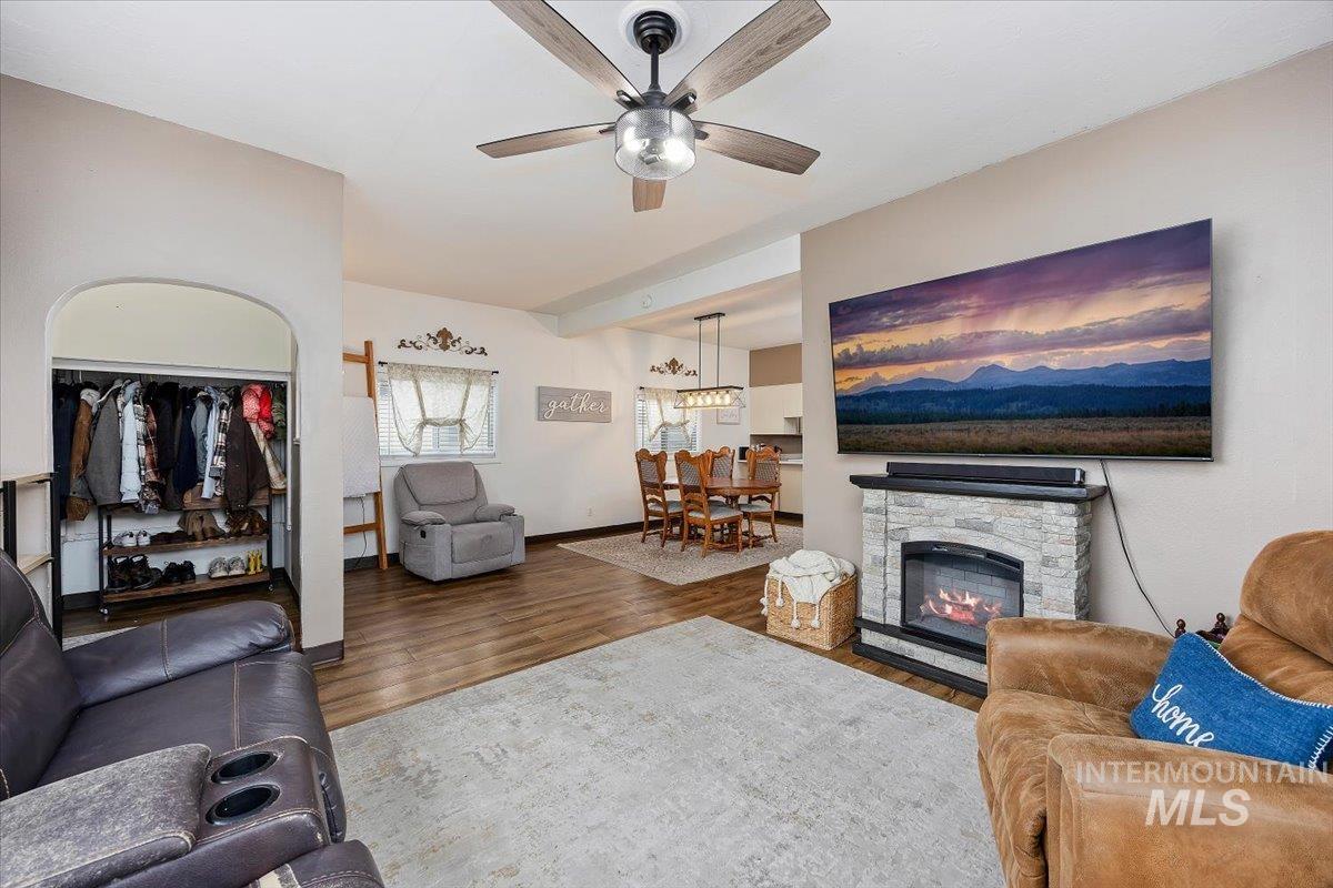 326 Montana Street, Gooding, Idaho 83330, 2 Bedrooms, 1 Bathroom, Residential For Sale, Price $258,000, 98977952