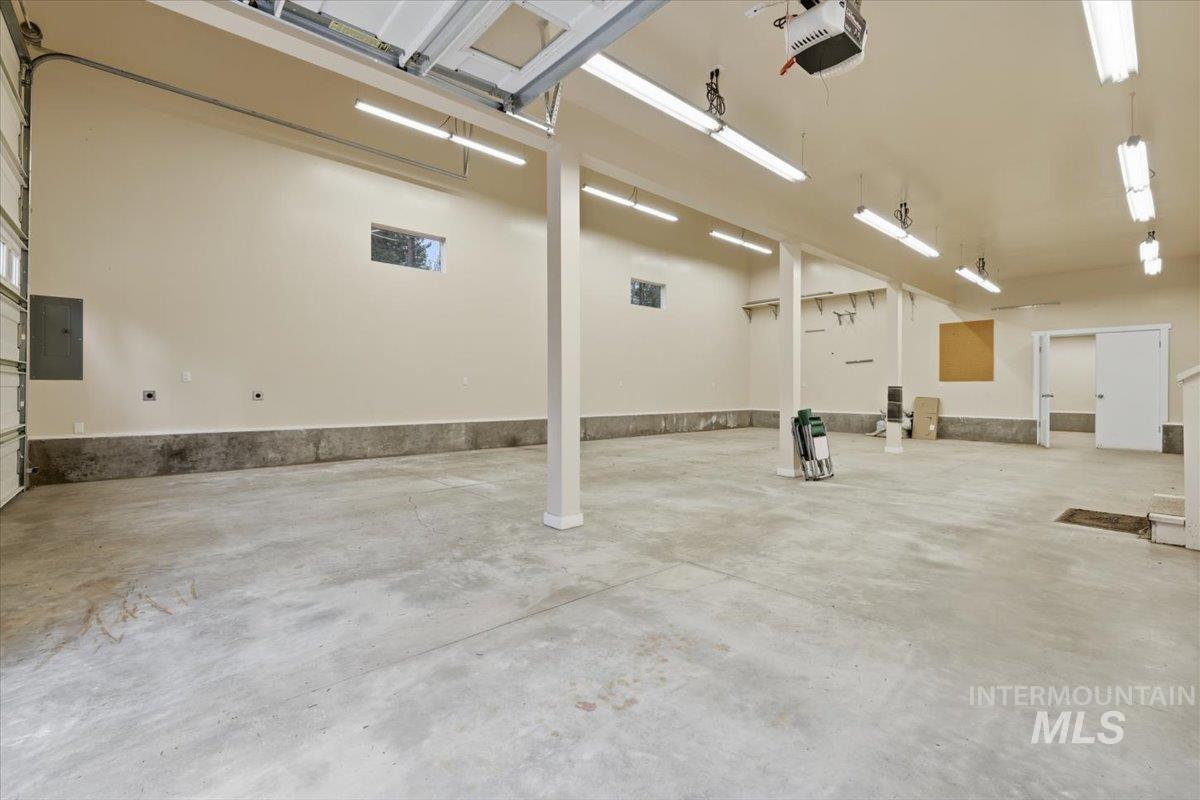 115 Bunch Dr., Garden Valley, Idaho 83622, 3 Bedrooms, 2.5 Bathrooms, Residential For Sale, Price $775,000,MLS 98977970