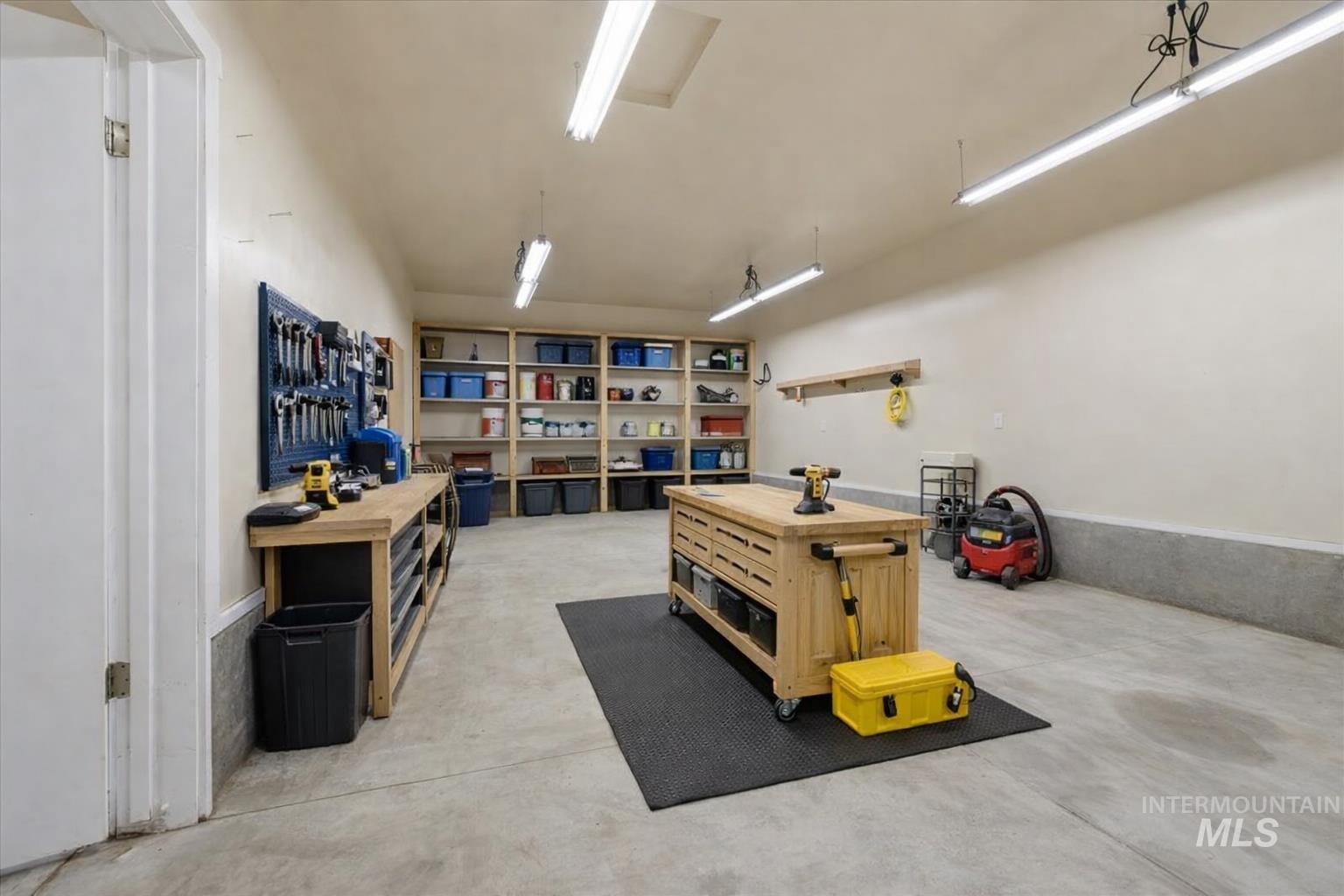 115 Bunch Dr., Garden Valley, Idaho 83622, 3 Bedrooms, 2.5 Bathrooms, Residential For Sale, Price $775,000,MLS 98977970