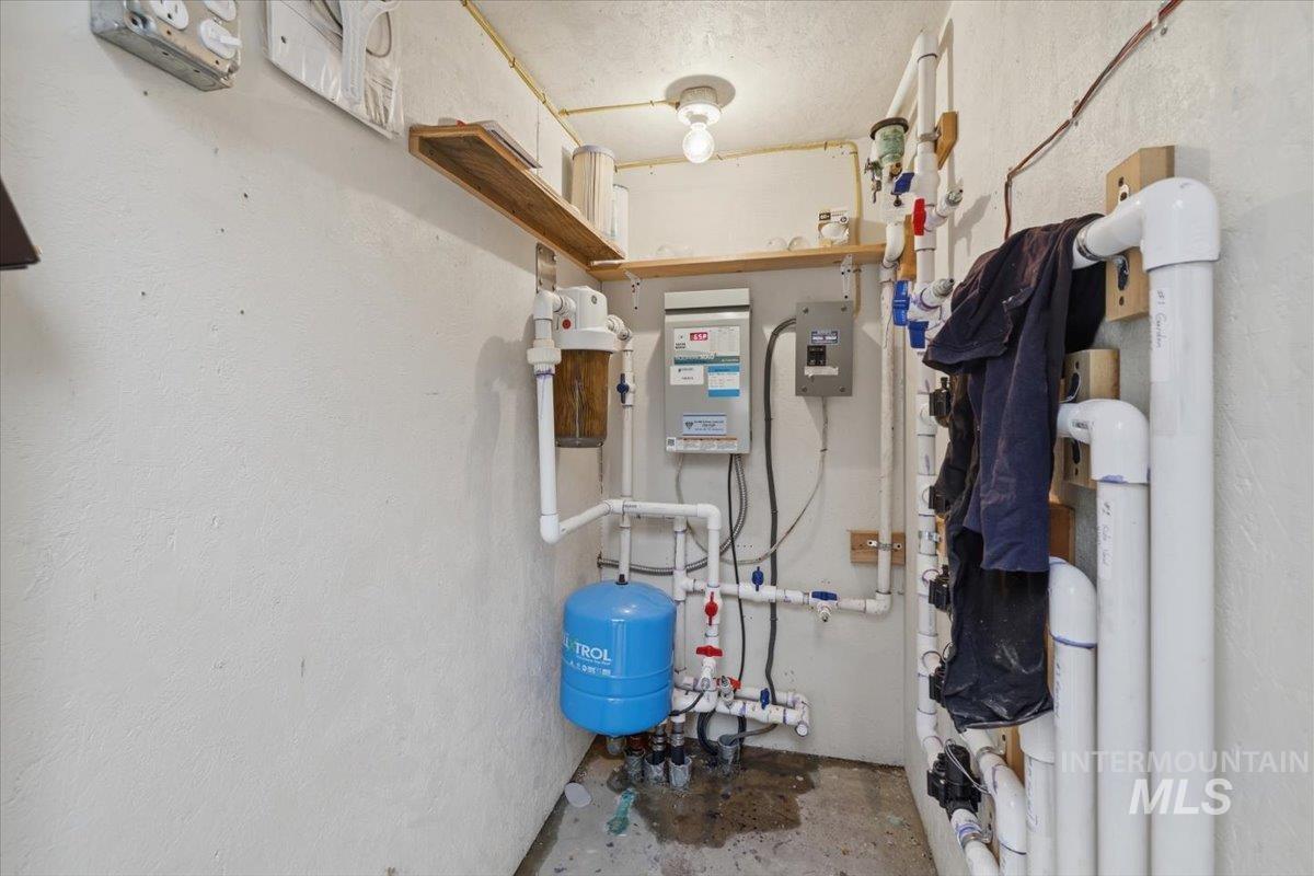 115 Bunch Dr., Garden Valley, Idaho 83622, 3 Bedrooms, 2.5 Bathrooms, Residential For Sale, Price $775,000,MLS 98977970