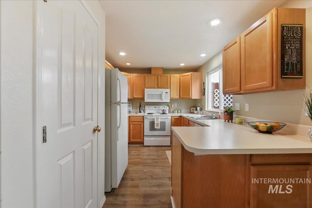 10424 W Palm Ln, Boise, Idaho 83704-5400, 3 Bedrooms, 2.5 Bathrooms, Residential For Sale, Price $335,000,MLS 98977976