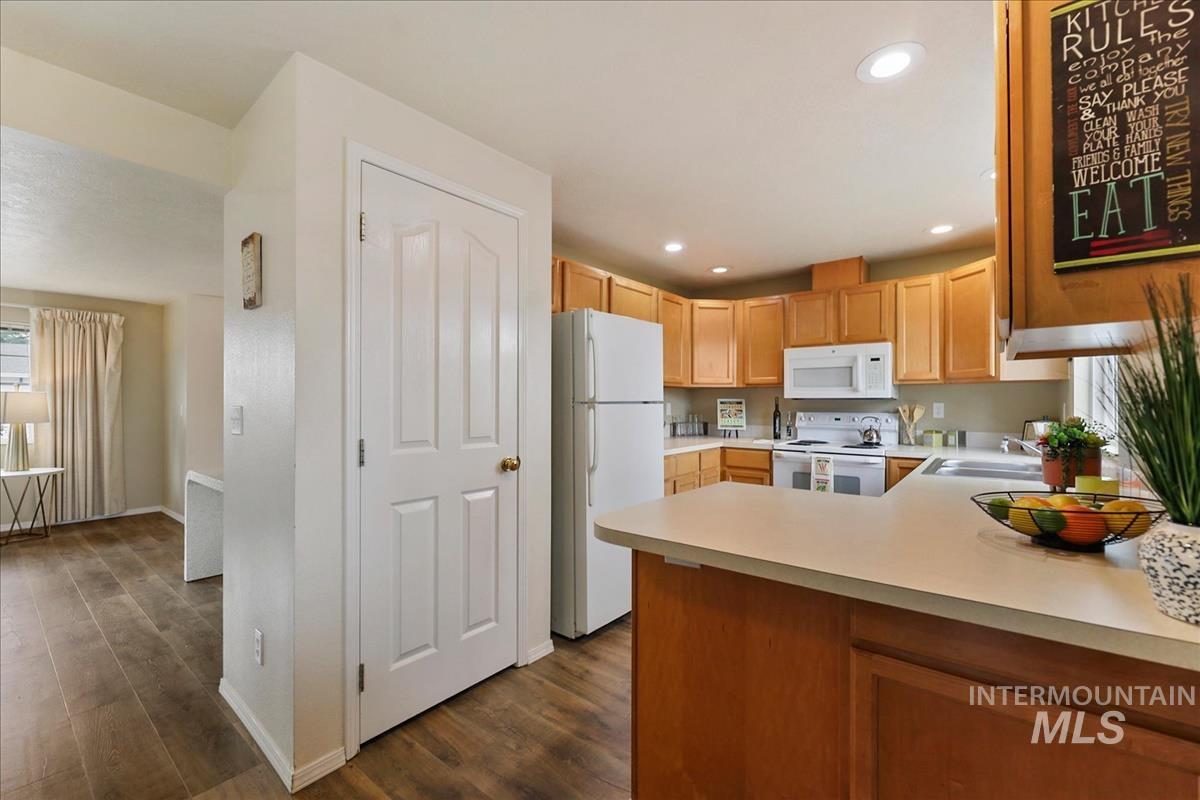 10424 W Palm Ln, Boise, Idaho 83704-5400, 3 Bedrooms, 2.5 Bathrooms, Residential For Sale, Price $335,000,MLS 98977976