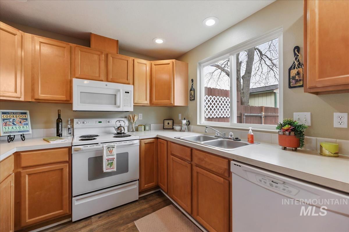 10424 W Palm Ln, Boise, Idaho 83704-5400, 3 Bedrooms, 2.5 Bathrooms, Residential For Sale, Price $335,000,MLS 98977976