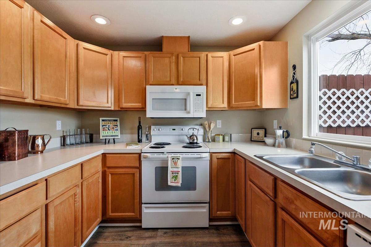 10424 W Palm Ln, Boise, Idaho 83704-5400, 3 Bedrooms, 2.5 Bathrooms, Residential For Sale, Price $335,000,MLS 98977976