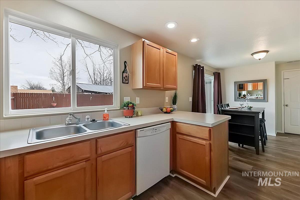 10424 W Palm Ln, Boise, Idaho 83704-5400, 3 Bedrooms, 2.5 Bathrooms, Residential For Sale, Price $335,000,MLS 98977976