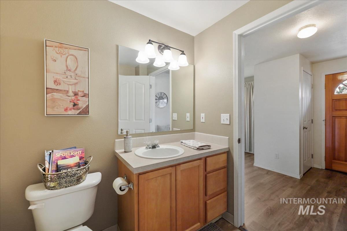 10424 W Palm Ln, Boise, Idaho 83704-5400, 3 Bedrooms, 2.5 Bathrooms, Residential For Sale, Price $335,000,MLS 98977976