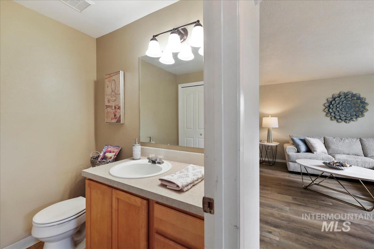 10424 W Palm Ln, Boise, Idaho 83704-5400, 3 Bedrooms, 2.5 Bathrooms, Residential For Sale, Price $335,000,MLS 98977976