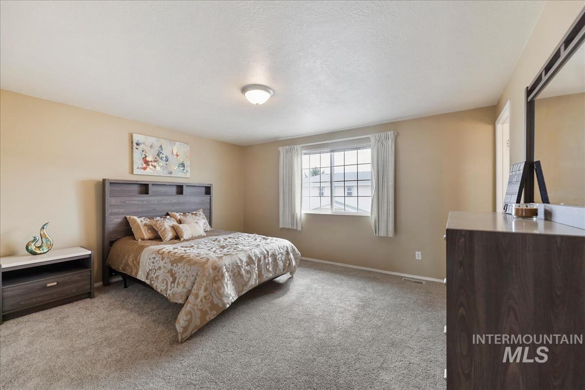 10424 W Palm Ln, Boise, Idaho 83704-5400, 3 Bedrooms, 2.5 Bathrooms, Residential For Sale, Price $335,000,MLS 98977976