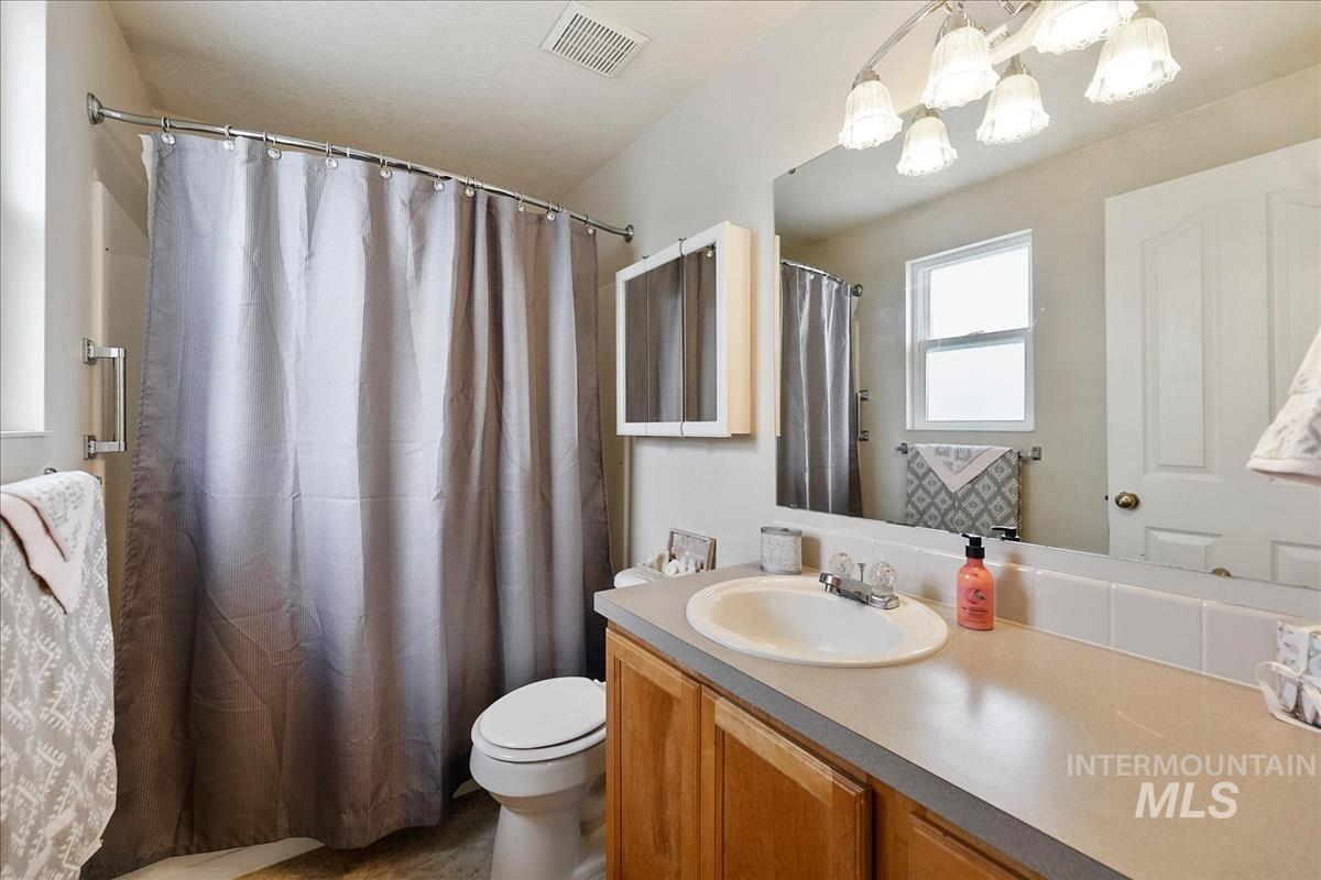 10424 W Palm Ln, Boise, Idaho 83704-5400, 3 Bedrooms, 2.5 Bathrooms, Residential For Sale, Price $335,000,MLS 98977976