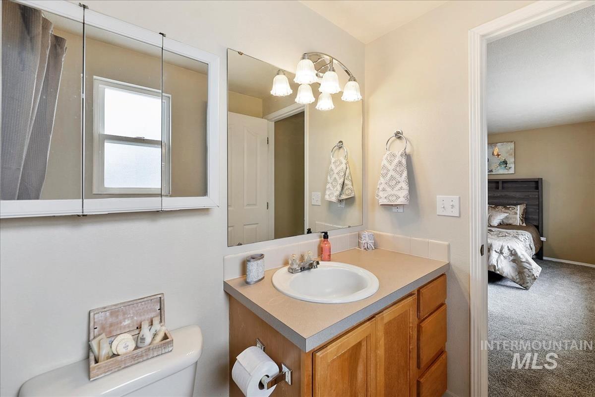 10424 W Palm Ln, Boise, Idaho 83704-5400, 3 Bedrooms, 2.5 Bathrooms, Residential For Sale, Price $335,000,MLS 98977976