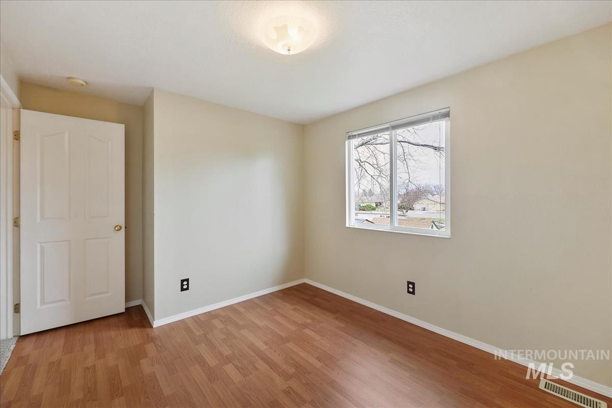 10424 W Palm Ln, Boise, Idaho 83704-5400, 3 Bedrooms, 2.5 Bathrooms, Residential For Sale, Price $335,000,MLS 98977976