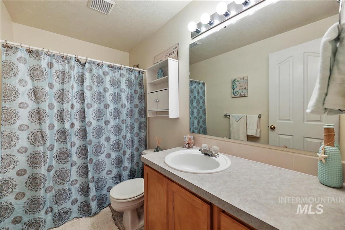 10424 W Palm Ln, Boise, Idaho 83704-5400, 3 Bedrooms, 2.5 Bathrooms, Residential For Sale, Price $335,000,MLS 98977976