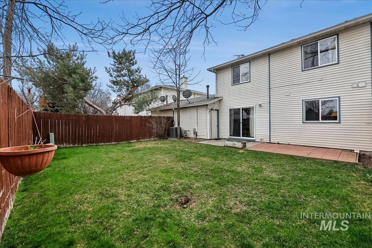 10424 W Palm Ln, Boise, Idaho 83704-5400, 3 Bedrooms, 2.5 Bathrooms, Residential For Sale, Price $335,000,MLS 98977976