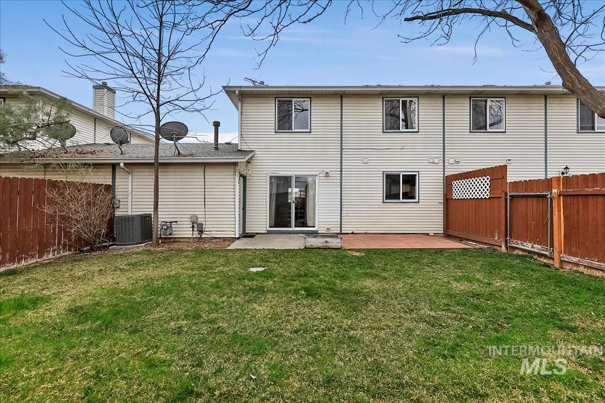 10424 W Palm Ln, Boise, Idaho 83704-5400, 3 Bedrooms, 2.5 Bathrooms, Residential For Sale, Price $335,000,MLS 98977976