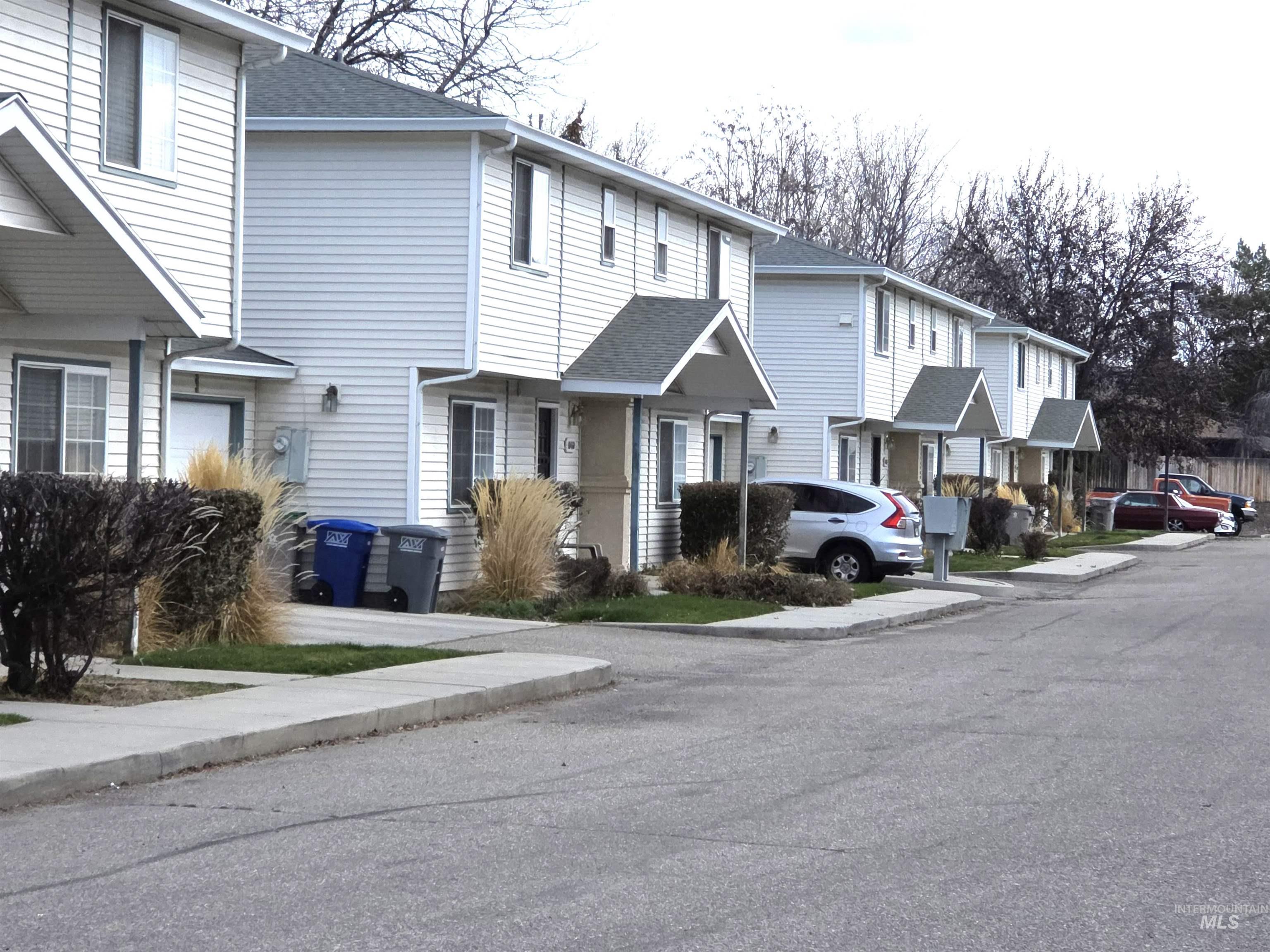 10424 W Palm Ln, Boise, Idaho 83704-5400, 3 Bedrooms, 2.5 Bathrooms, Residential For Sale, Price $335,000,MLS 98977976