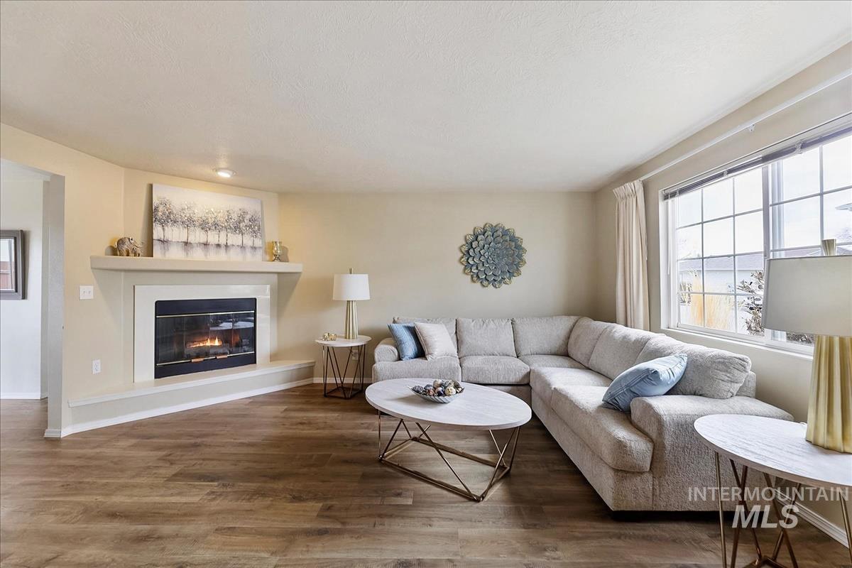 10424 W Palm Ln, Boise, Idaho 83704-5400, 3 Bedrooms, 2.5 Bathrooms, Residential For Sale, Price $335,000,MLS 98977976