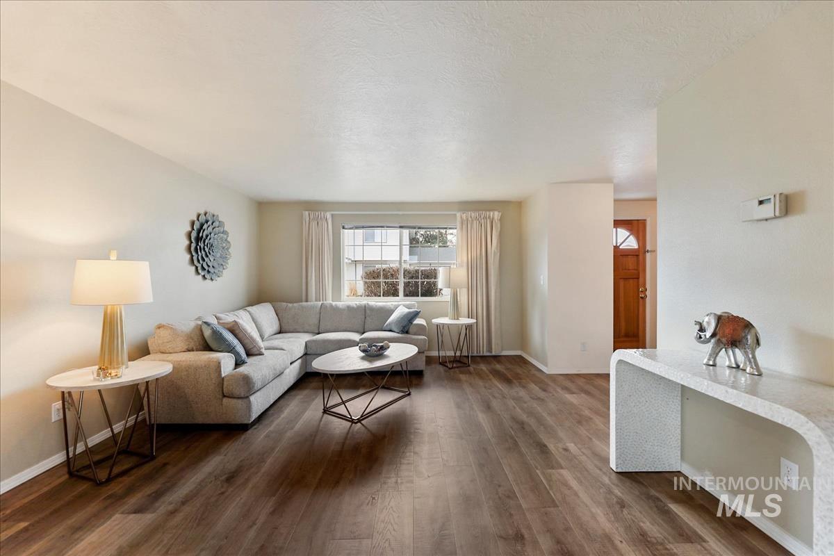 10424 W Palm Ln, Boise, Idaho 83704-5400, 3 Bedrooms, 2.5 Bathrooms, Residential For Sale, Price $335,000,MLS 98977976