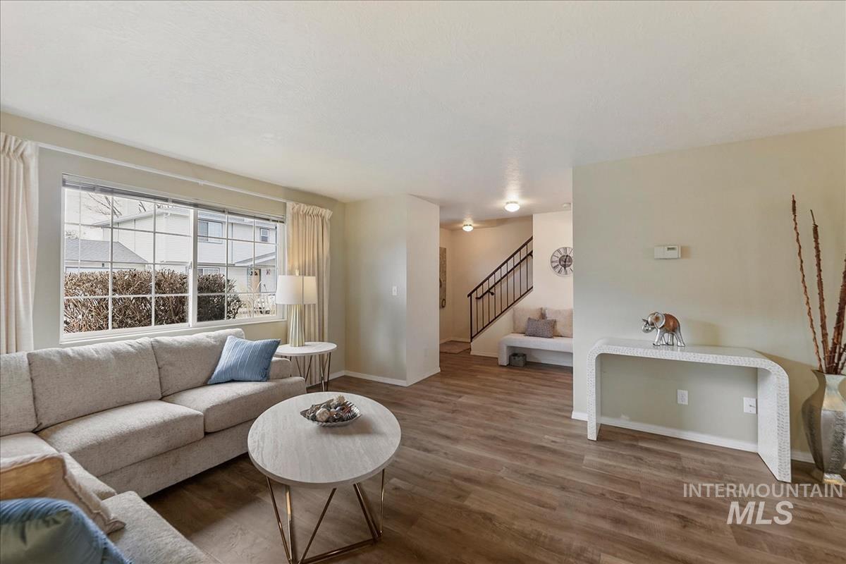 10424 W Palm Ln, Boise, Idaho 83704-5400, 3 Bedrooms, 2.5 Bathrooms, Residential For Sale, Price $335,000,MLS 98977976