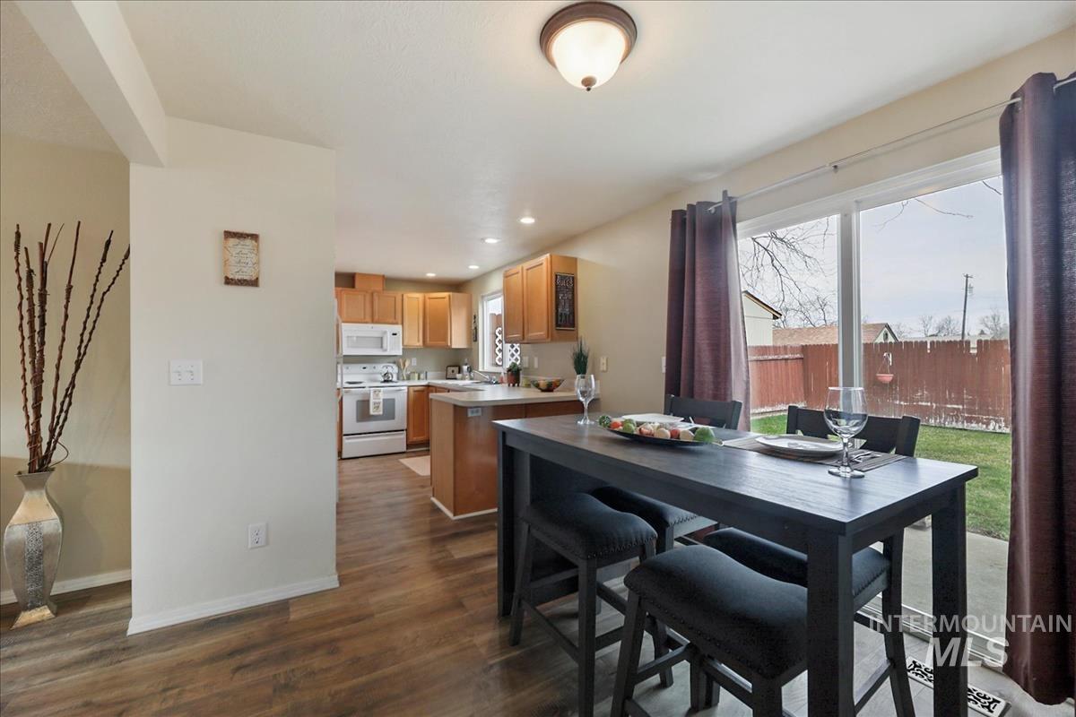 10424 W Palm Ln, Boise, Idaho 83704-5400, 3 Bedrooms, 2.5 Bathrooms, Residential For Sale, Price $335,000,MLS 98977976