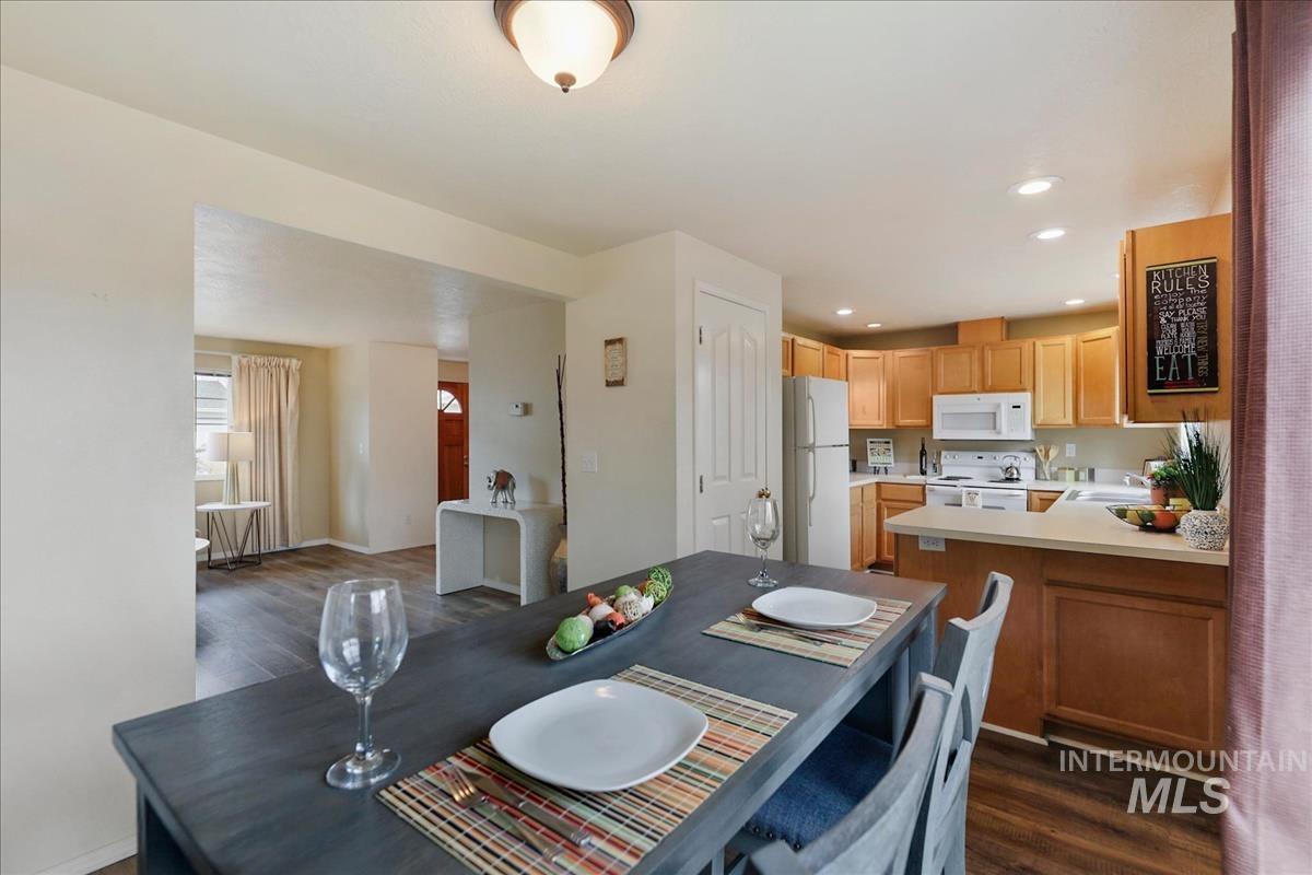 10424 W Palm Ln, Boise, Idaho 83704-5400, 3 Bedrooms, 2.5 Bathrooms, Residential For Sale, Price $335,000,MLS 98977976