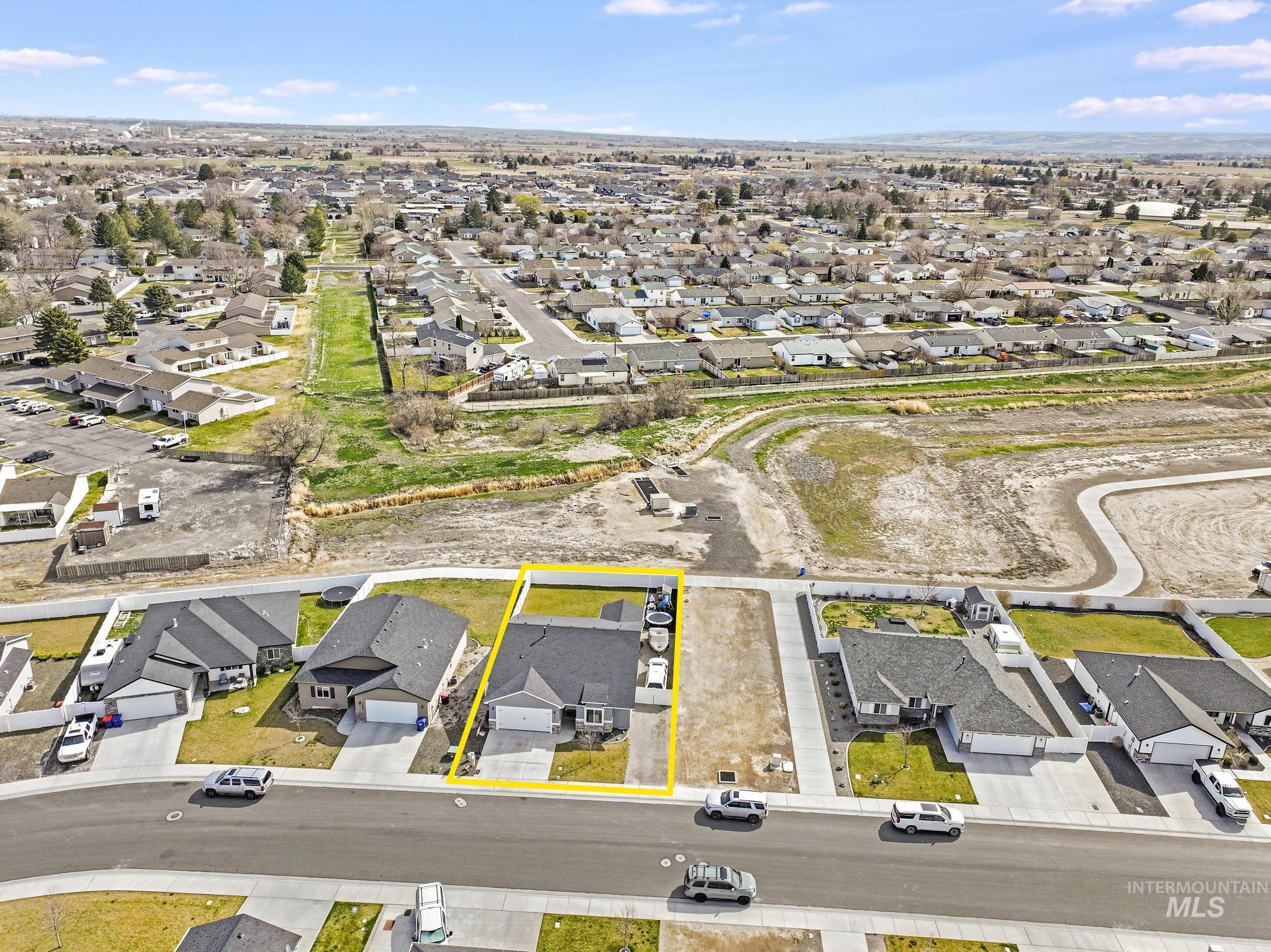 1393 Golden Pheasant Dr, Twin Falls, Idaho 83301, 3 Bedrooms, 2 Bathrooms, Residential For Sale, Price $410,000,MLS 98977991