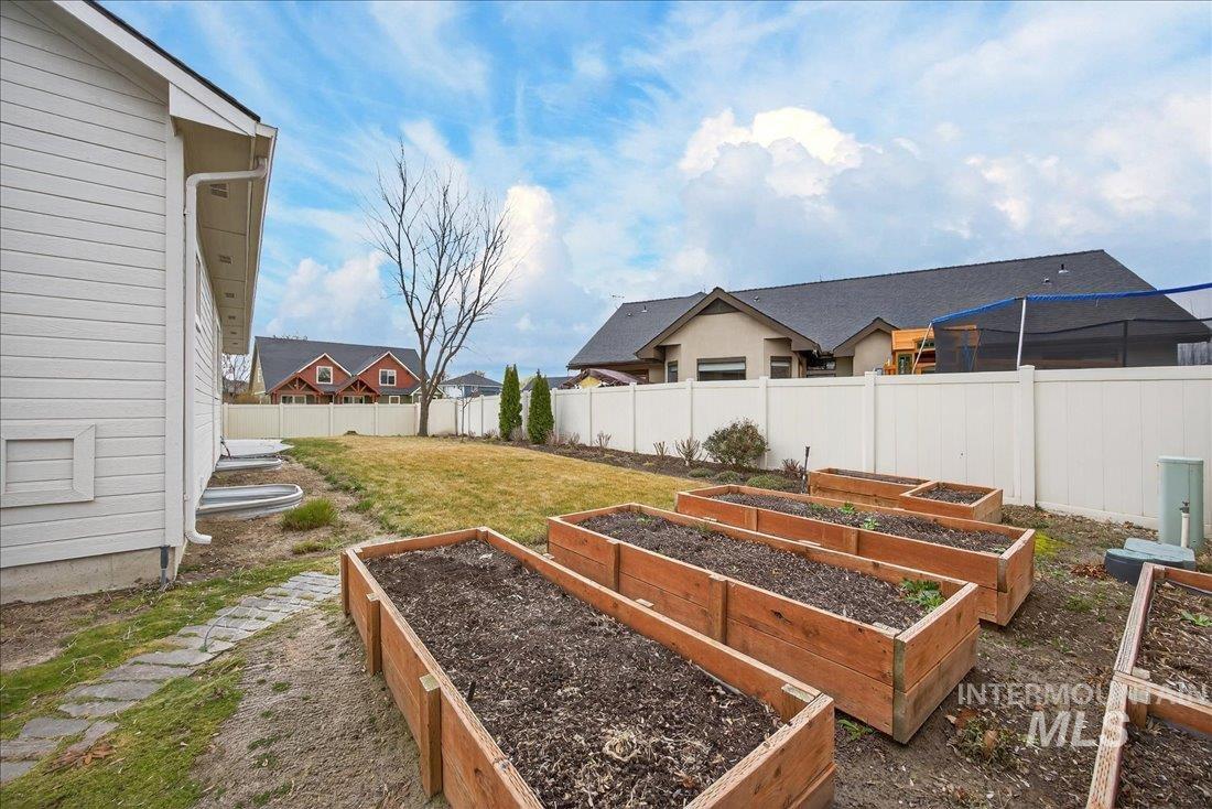 649 Lilac Street, Fruitland, Idaho 83619, 5 Bedrooms, 3 Bathrooms, Residential For Sale, Price $440,000,MLS 98977995