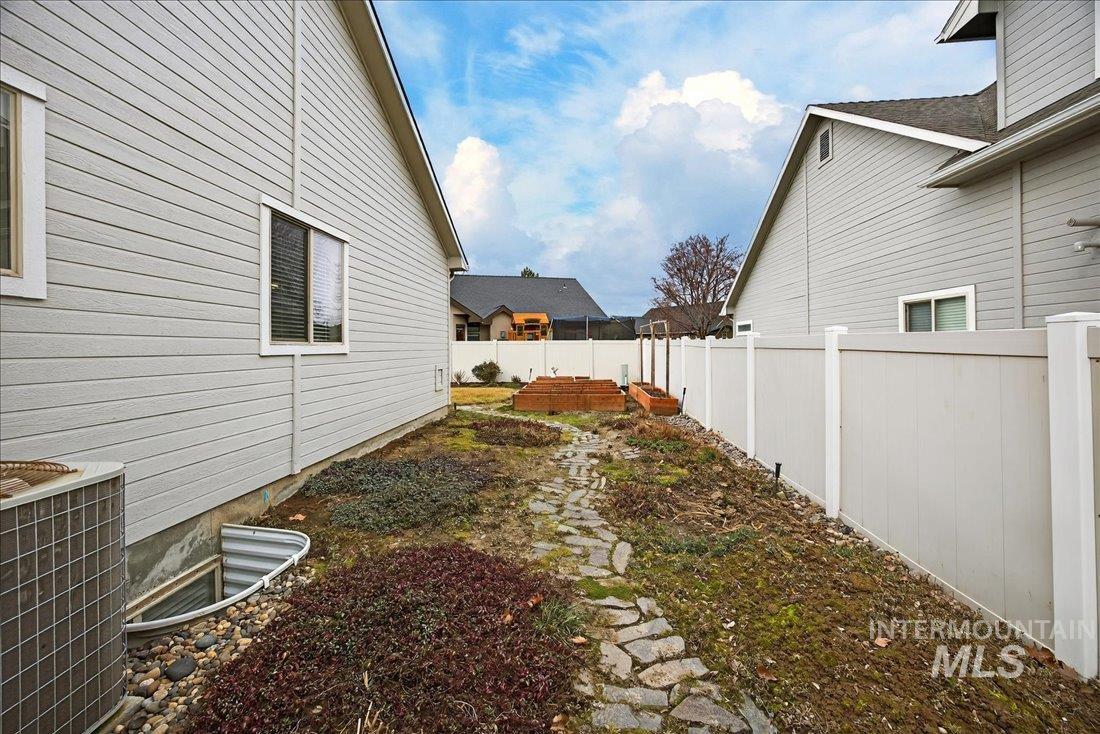 649 Lilac Street, Fruitland, Idaho 83619, 5 Bedrooms, 3 Bathrooms, Residential For Sale, Price $440,000,MLS 98977995