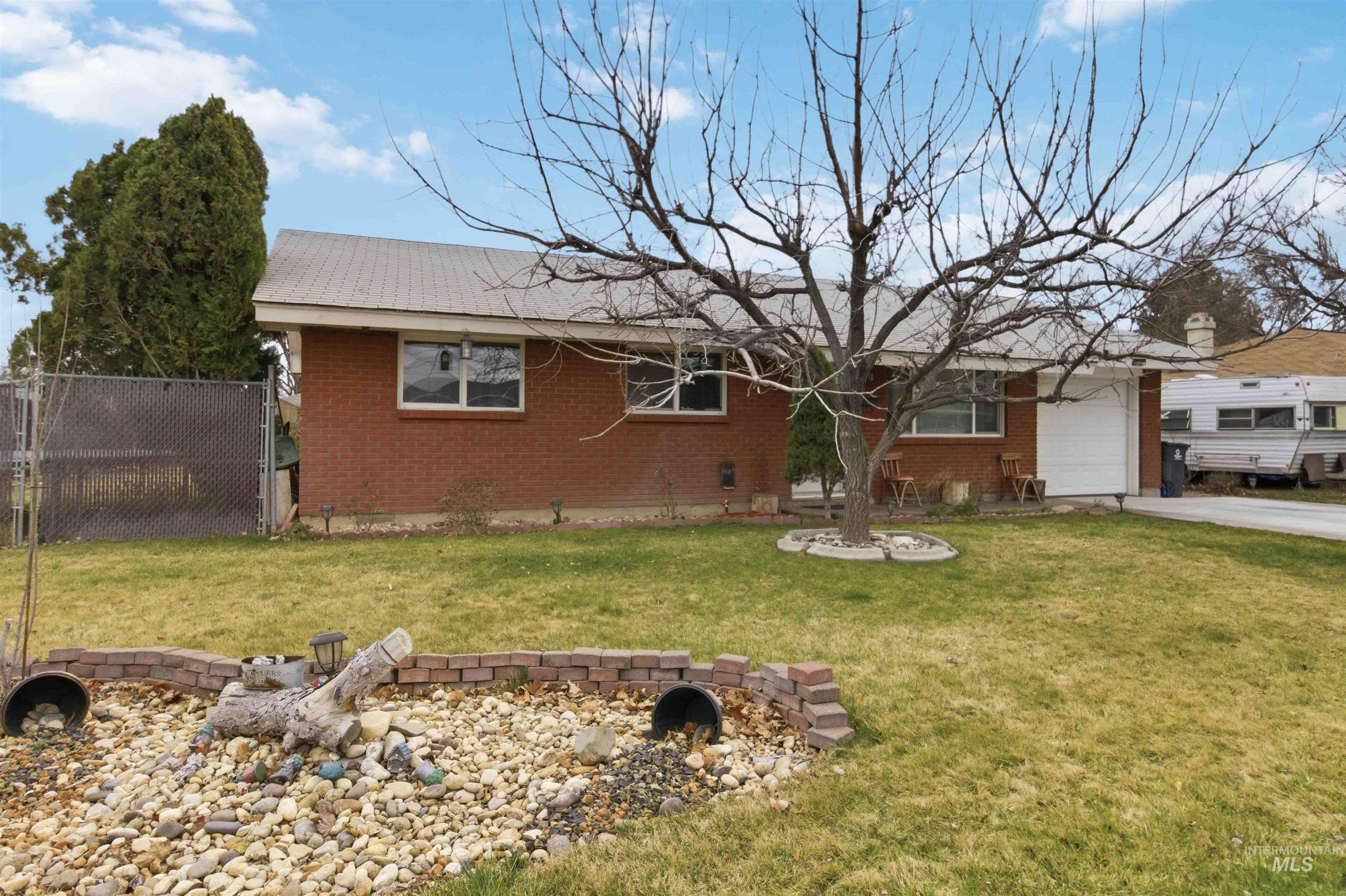 885 E 17th N, Mountain Home, Idaho 83647, 3 Bedrooms, 1 Bathroom, Residential For Sale, Price $250,000,MLS 98977997