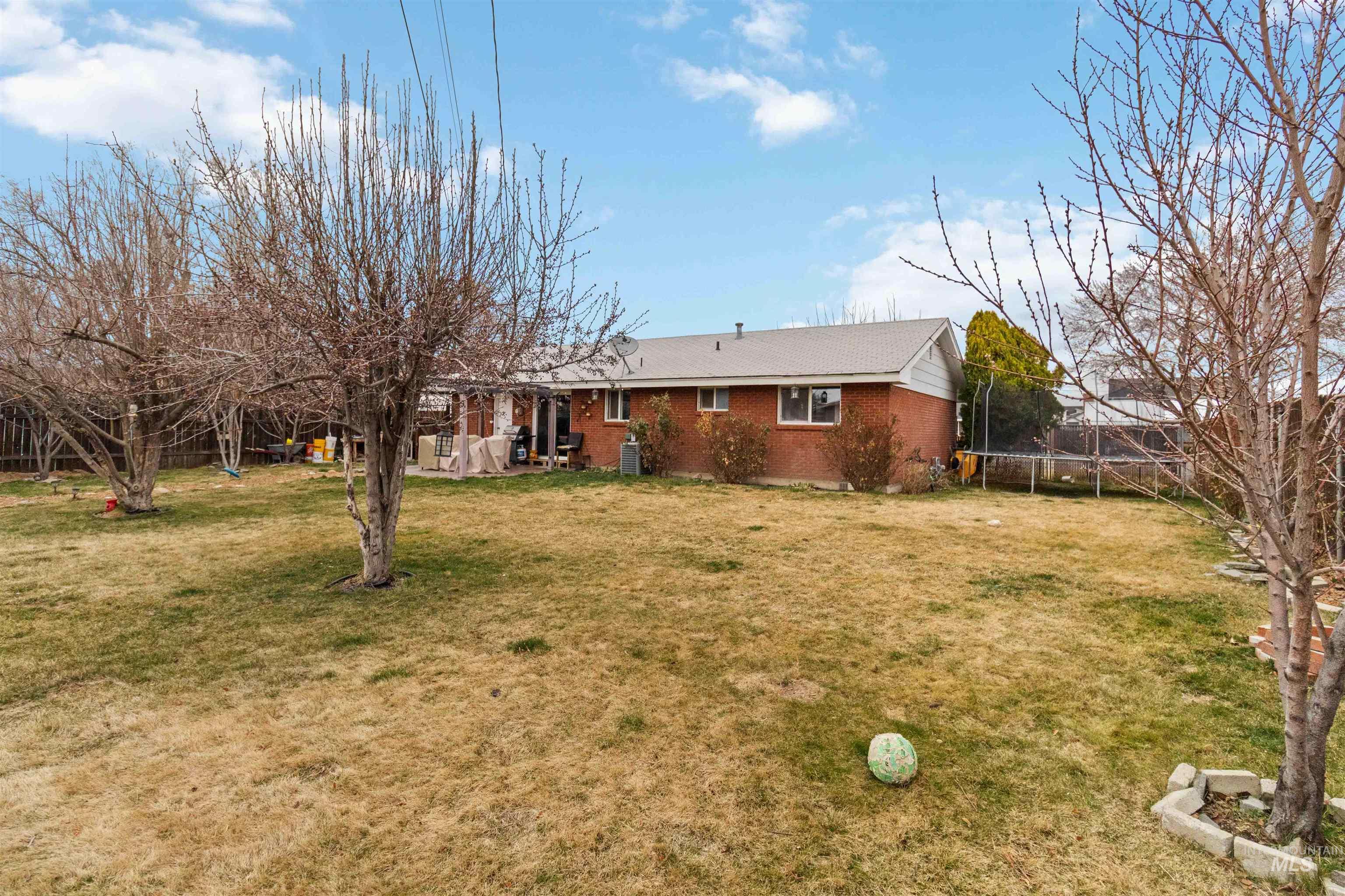 885 E 17th N, Mountain Home, Idaho 83647, 3 Bedrooms, 1 Bathroom, Residential For Sale, Price $250,000,MLS 98977997