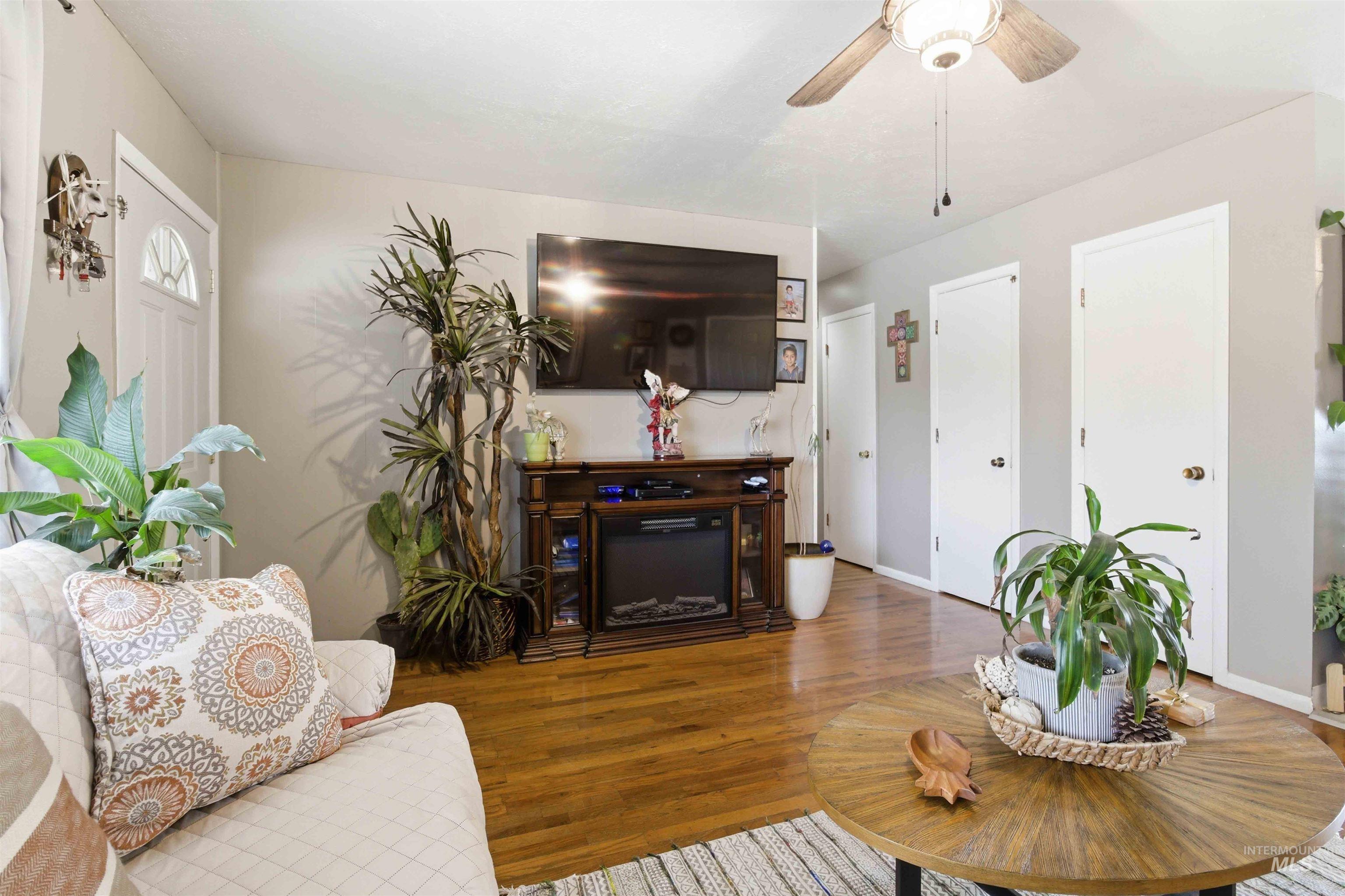 885 E 17th N, Mountain Home, Idaho 83647, 3 Bedrooms, 1 Bathroom, Residential For Sale, Price $250,000,MLS 98977997