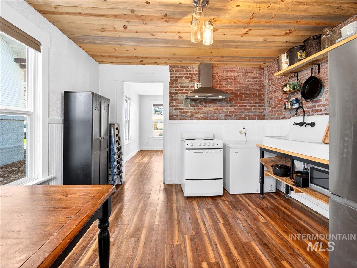 722 S Washington, Emmett, Idaho 83617, 2 Bedrooms, 1 Bathroom, Residential For Sale, Price $249,900,MLS 98978014