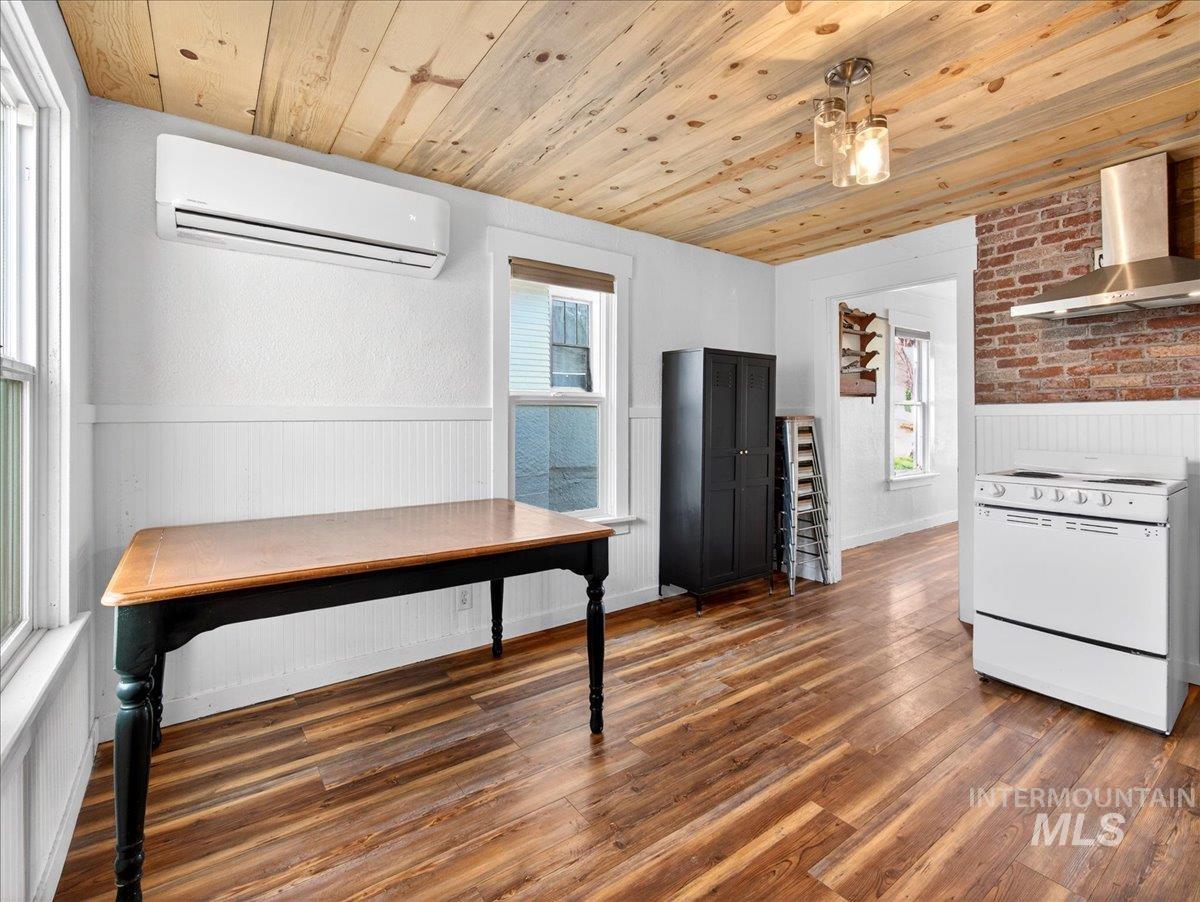 722 S Washington, Emmett, Idaho 83617, 2 Bedrooms, 1 Bathroom, Residential For Sale, Price $249,900,MLS 98978014