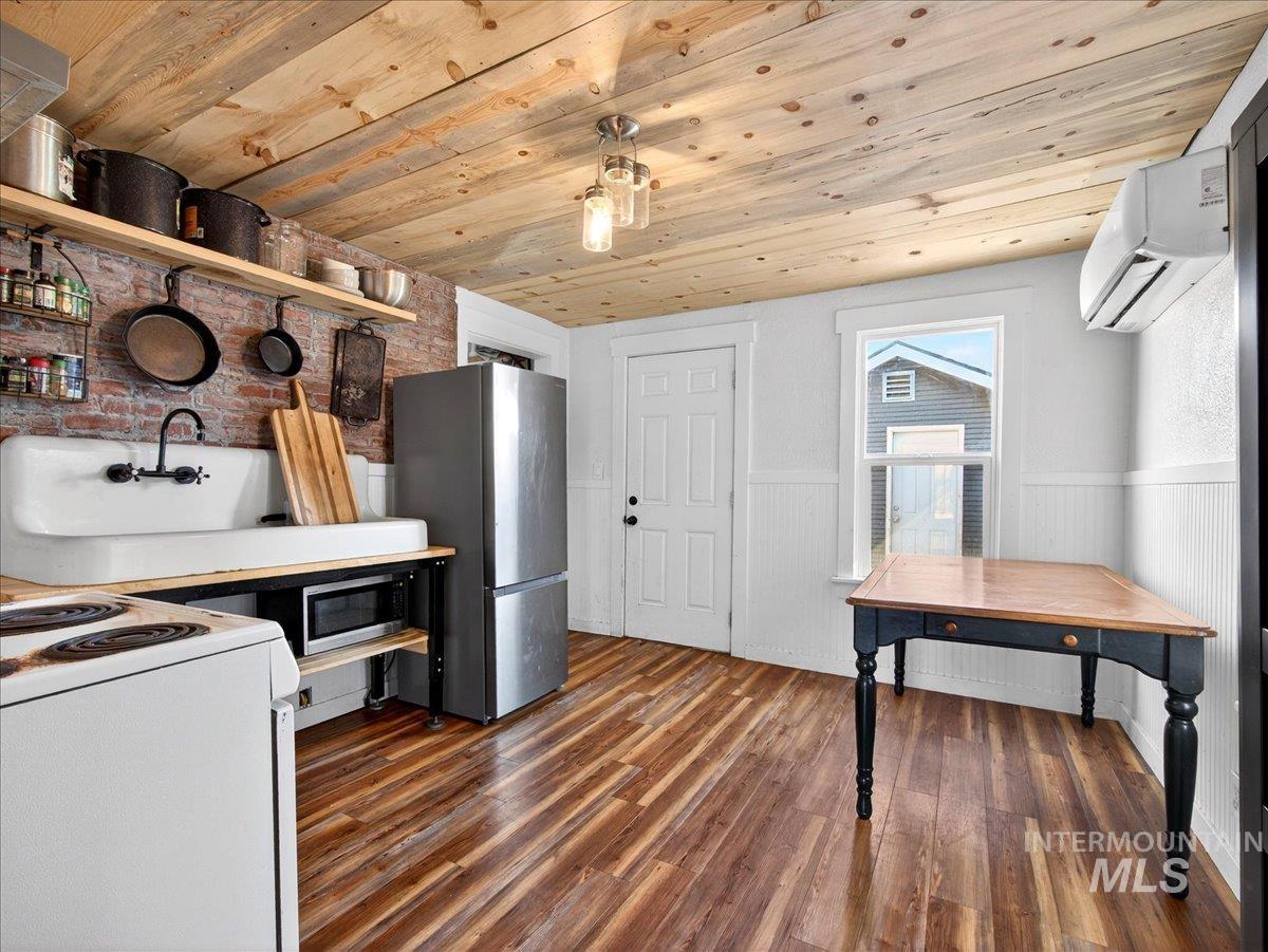 722 S Washington, Emmett, Idaho 83617, 2 Bedrooms, 1 Bathroom, Residential For Sale, Price $249,900,MLS 98978014